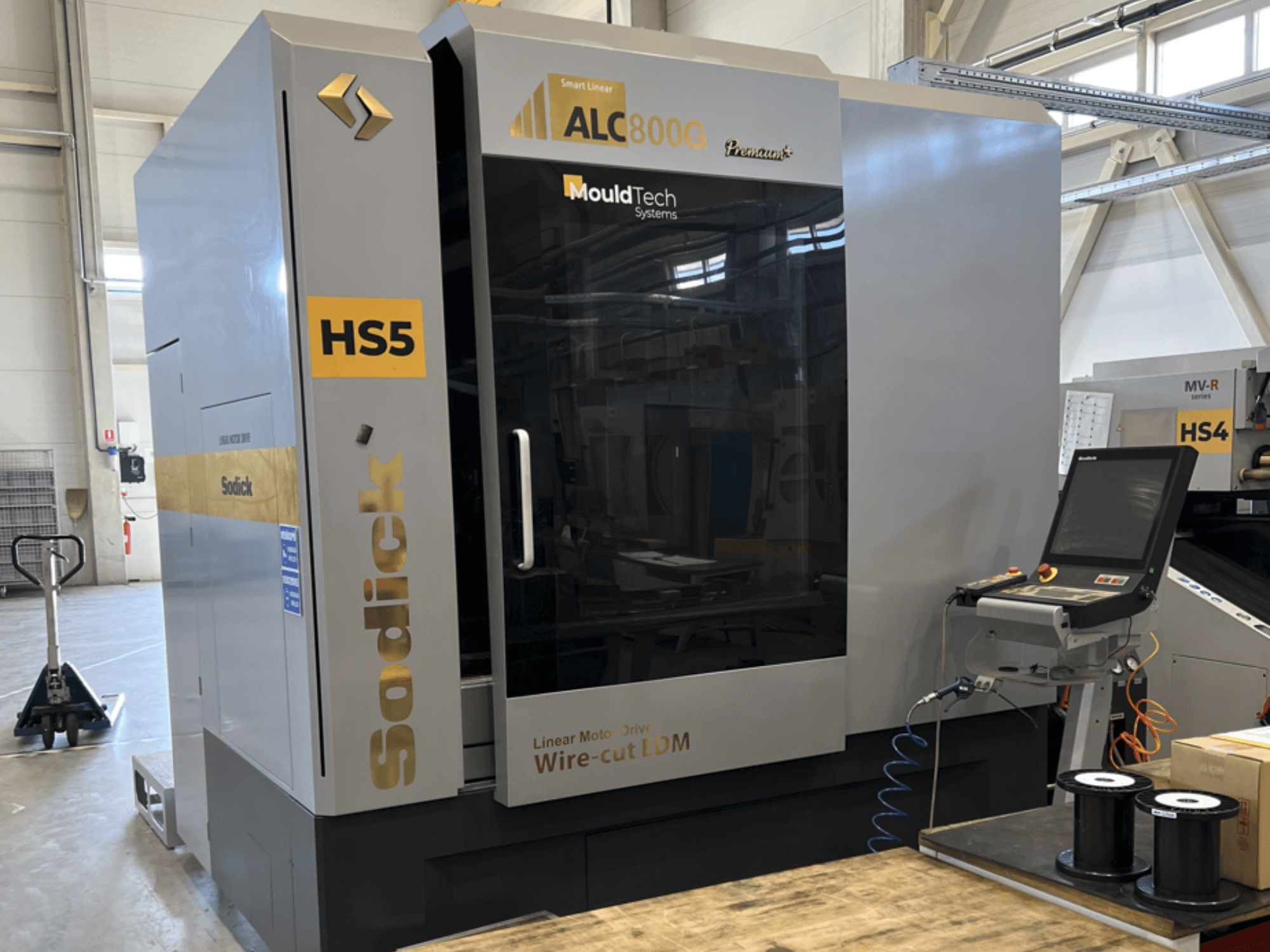 Sodick ALC800G Premium Drahterodiermaschine, Frontansicht, mit Bedienfeld und komplizierten Designdetails.