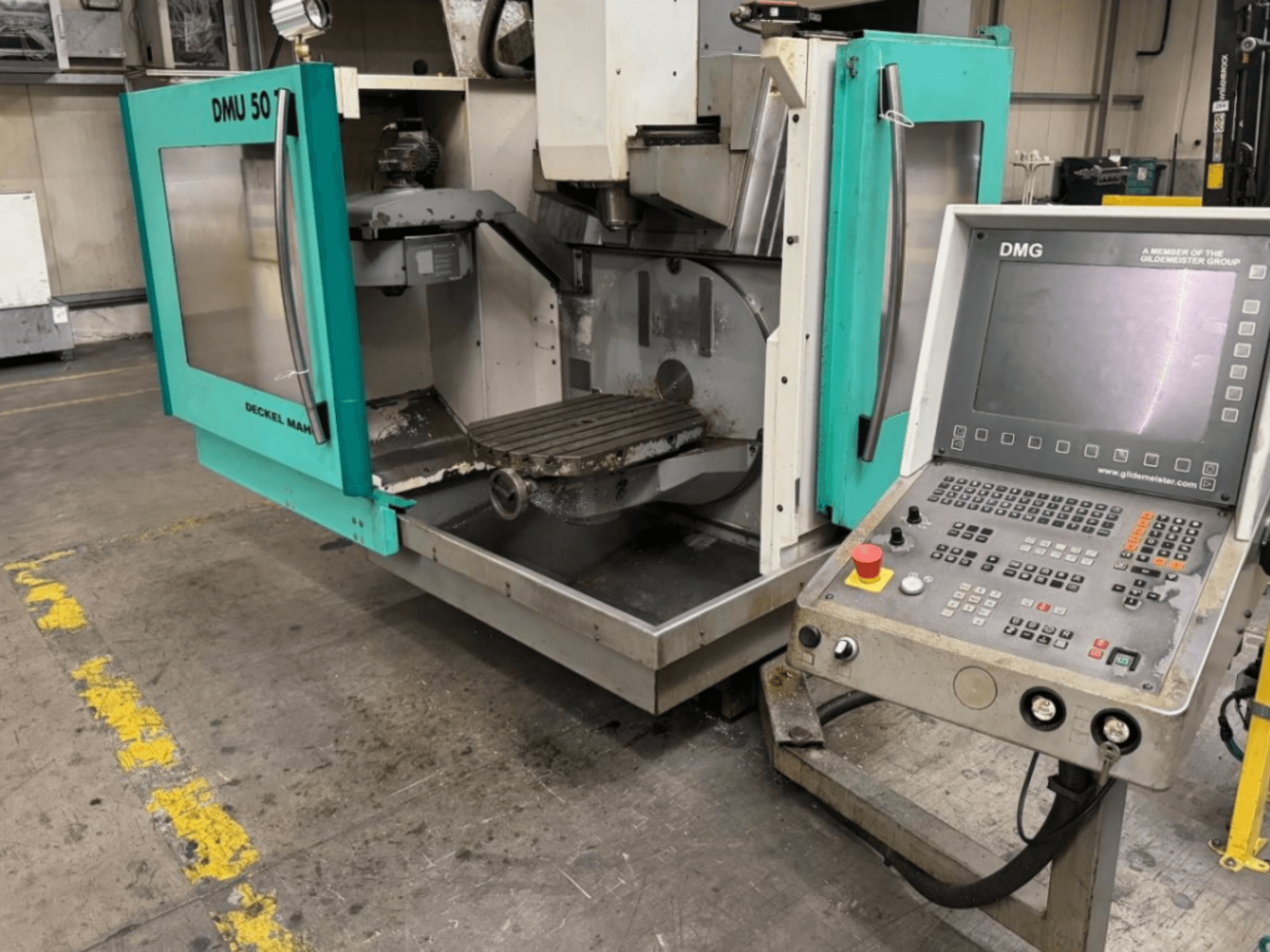 DMG DMU 50 Fräsmaschine mit geöffneten Türen, die den Innenraum und das Bedienfeld zeigen, von vorne gesehen.