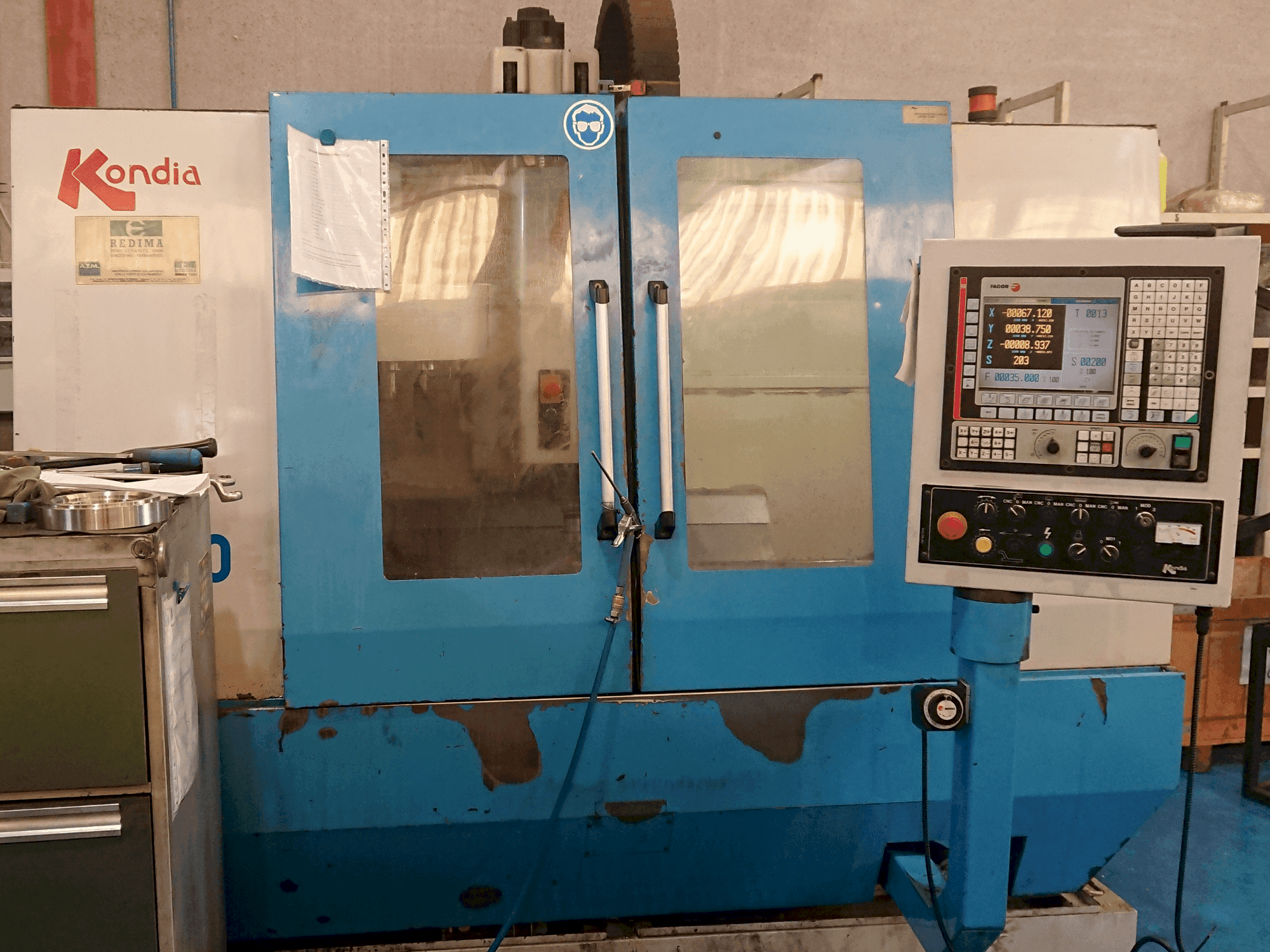 Frontansicht der KONDIA B-1050 Maschine