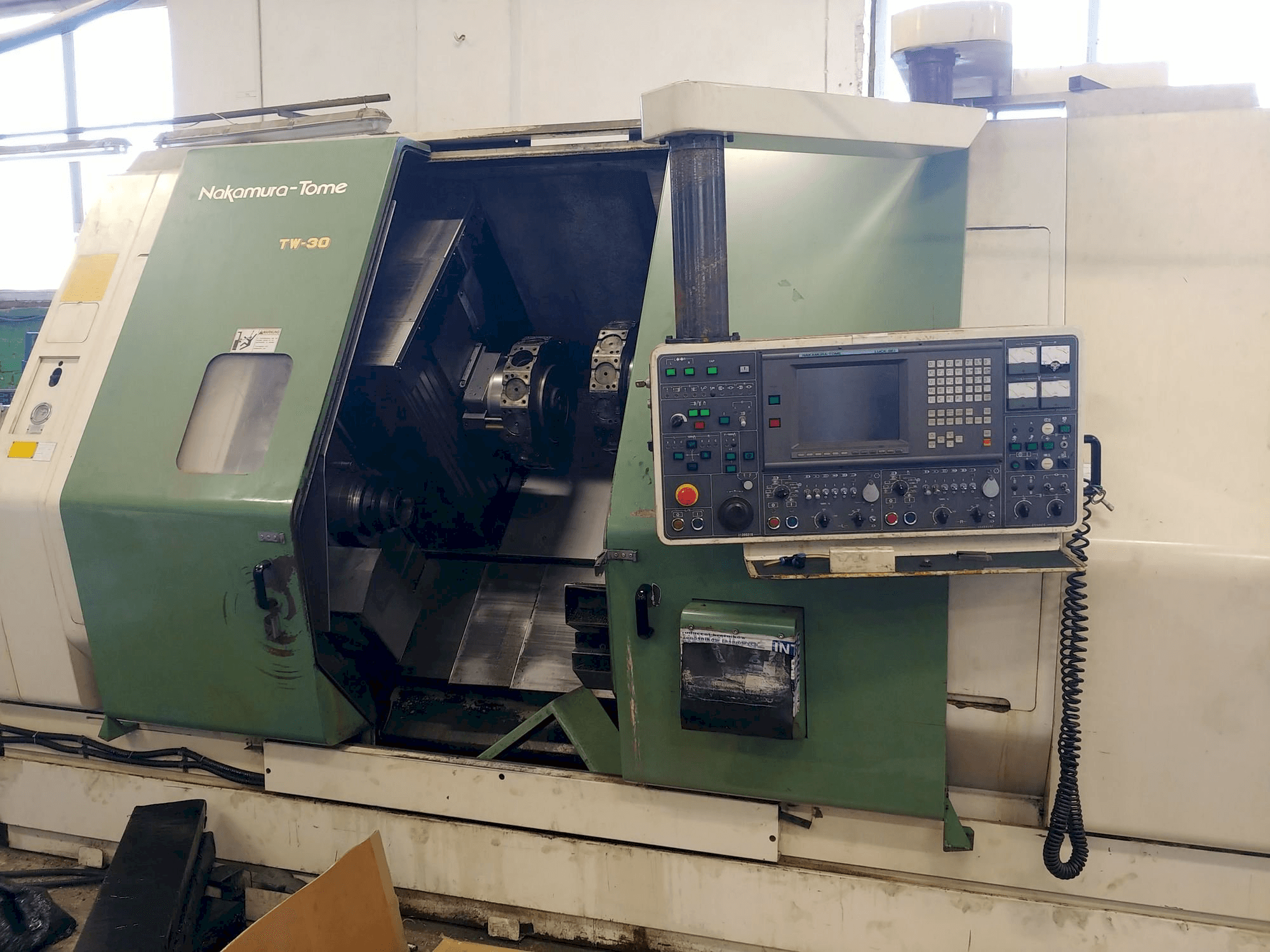 Frontansicht der NAKAMURA-TOME TW-30 Maschine