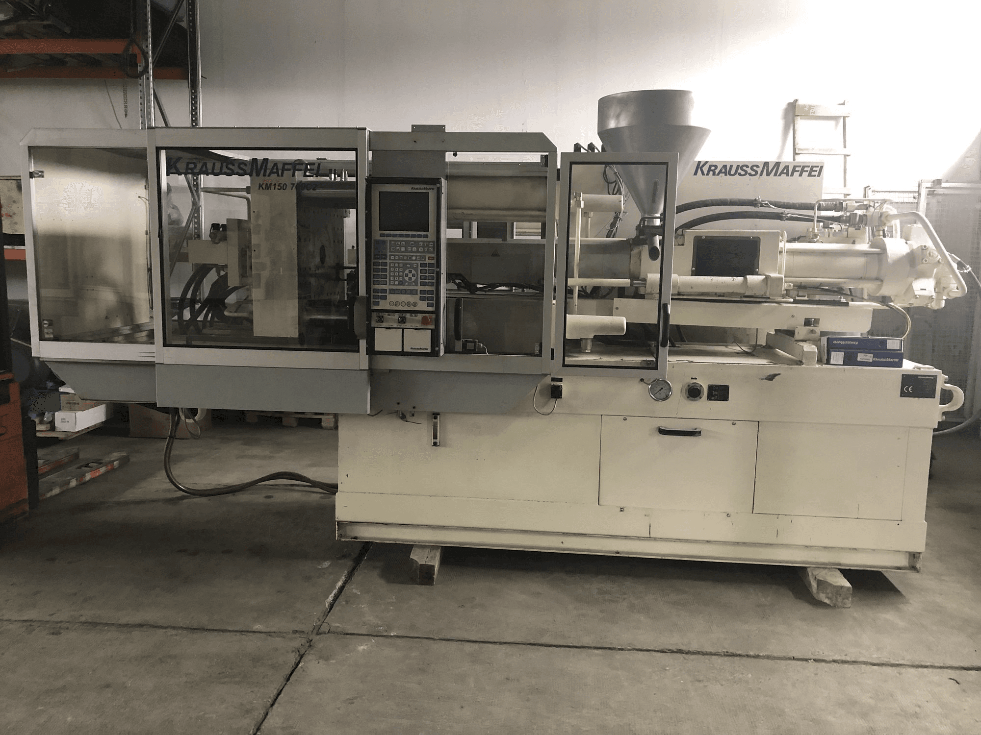 Frontansicht der Krauss Maffei 150-700 C2 Maschine