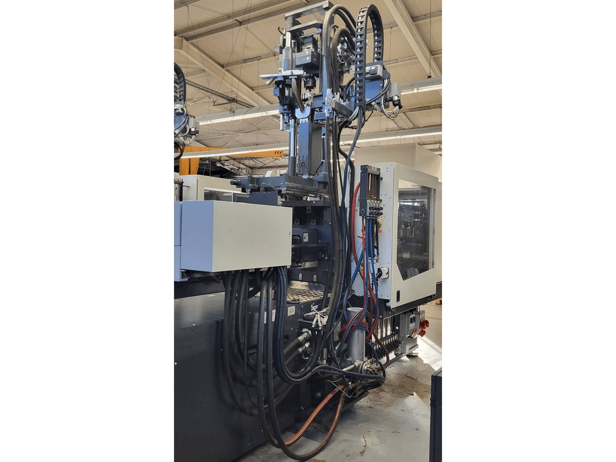 Linke Seitenansicht der Sumitomo SHI DEMAG Systec Multi 120/470-200h/80V Maschine