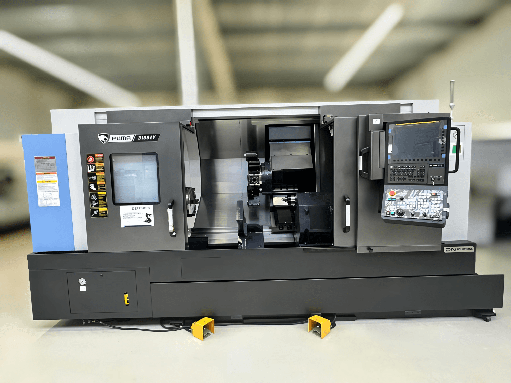 Vorderansicht des DN SOLUTIONS Puma 3100 LY Dreh-Fräszentrums mit Bedienfeld, Spindel und Bedienelementen.