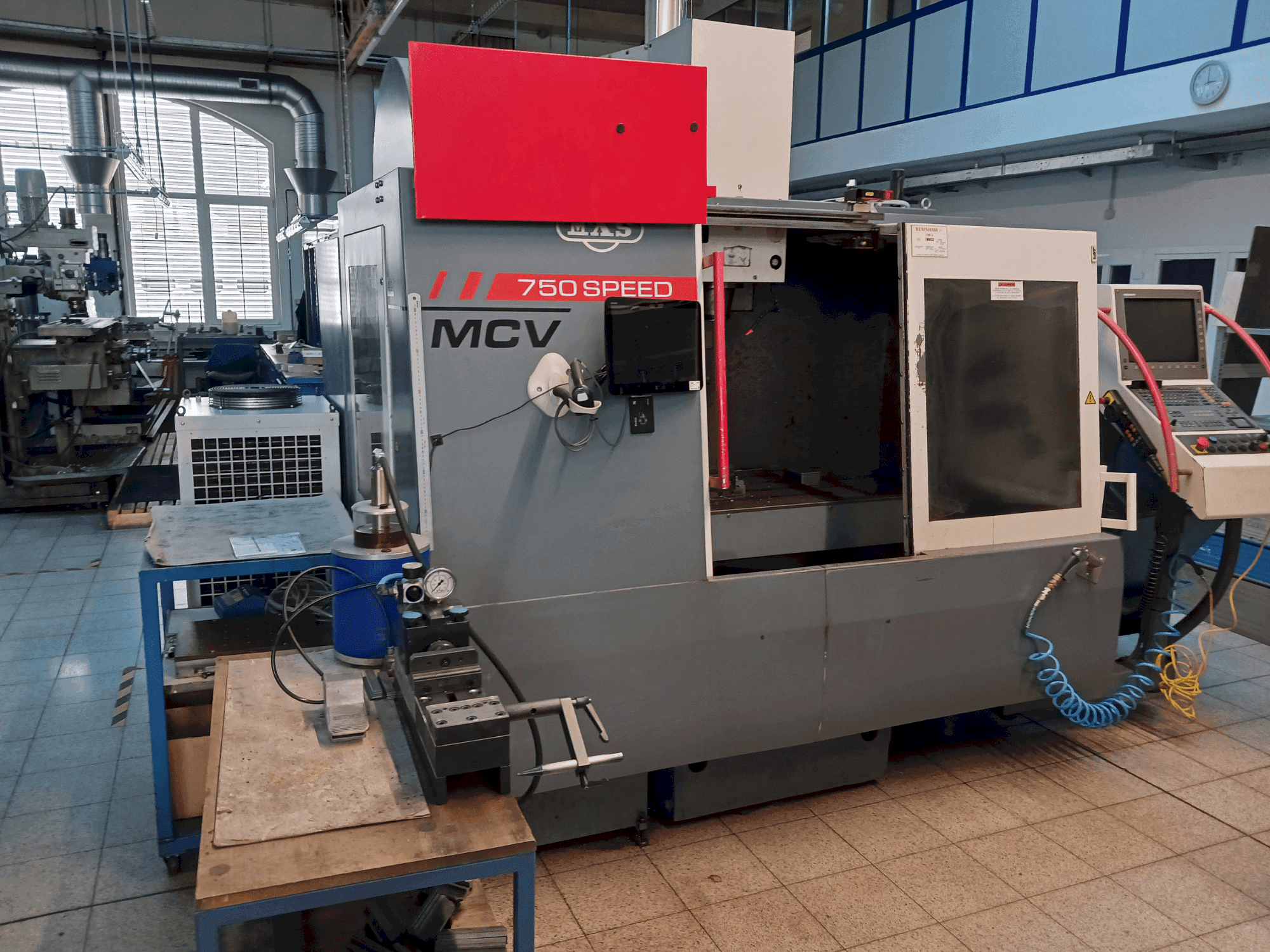 Frontansicht der KOVOSVIT MAS MCV 750 Speed Maschine