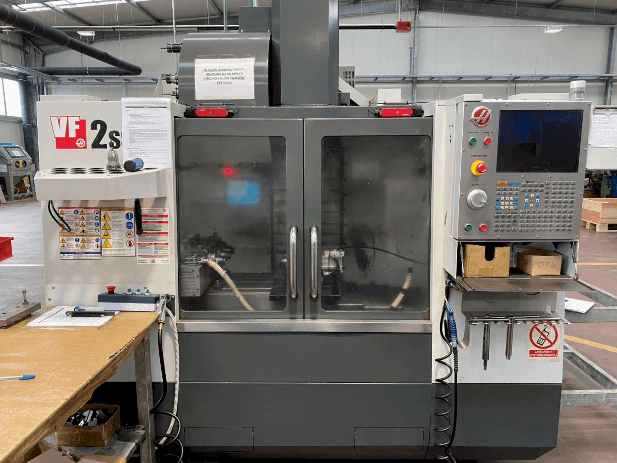 Frontansicht der HAAS VF2SS (2014) Maschine