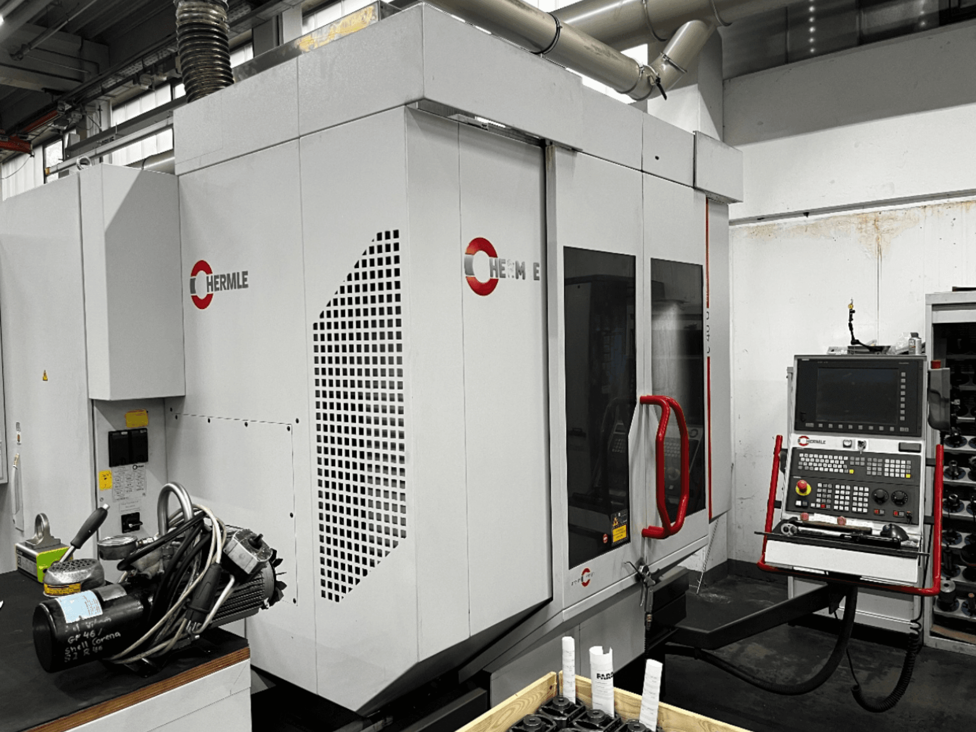 HERMLE C40U Universal-Bearbeitungszentrum in einer Werkstatt, Vorderansicht, mit Bedienfeld und detaillierter Maschinenkonstruktion.