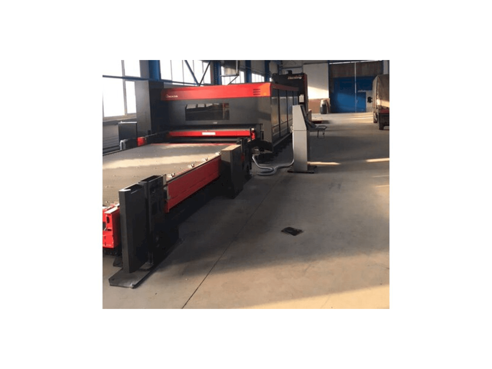 Frontansicht der AMADA FO-4222 M2 NT Maschine