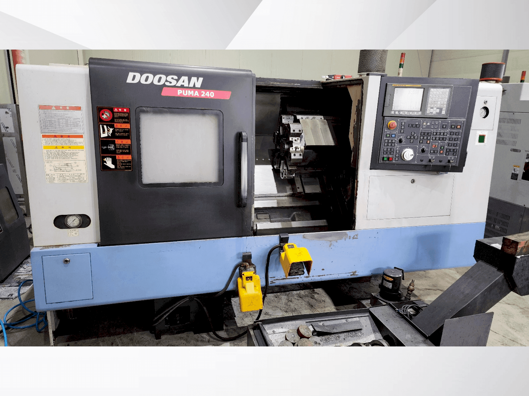 Frontansicht der DOOSAN PUMA 240B Maschine