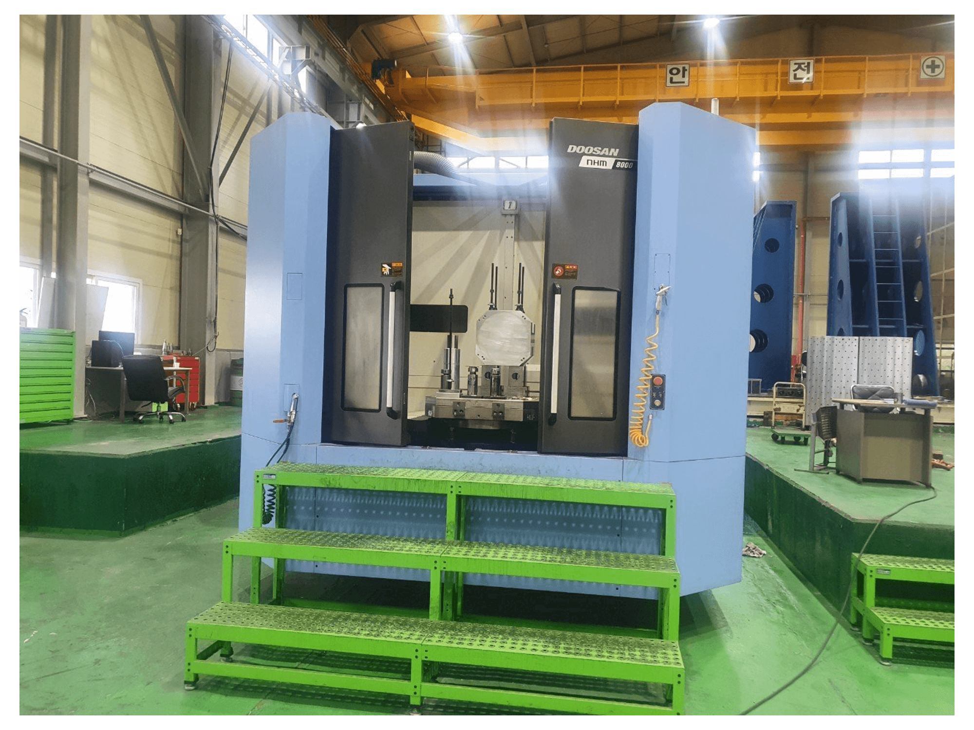 Frontansicht der Doosan NHM8000 Maschine