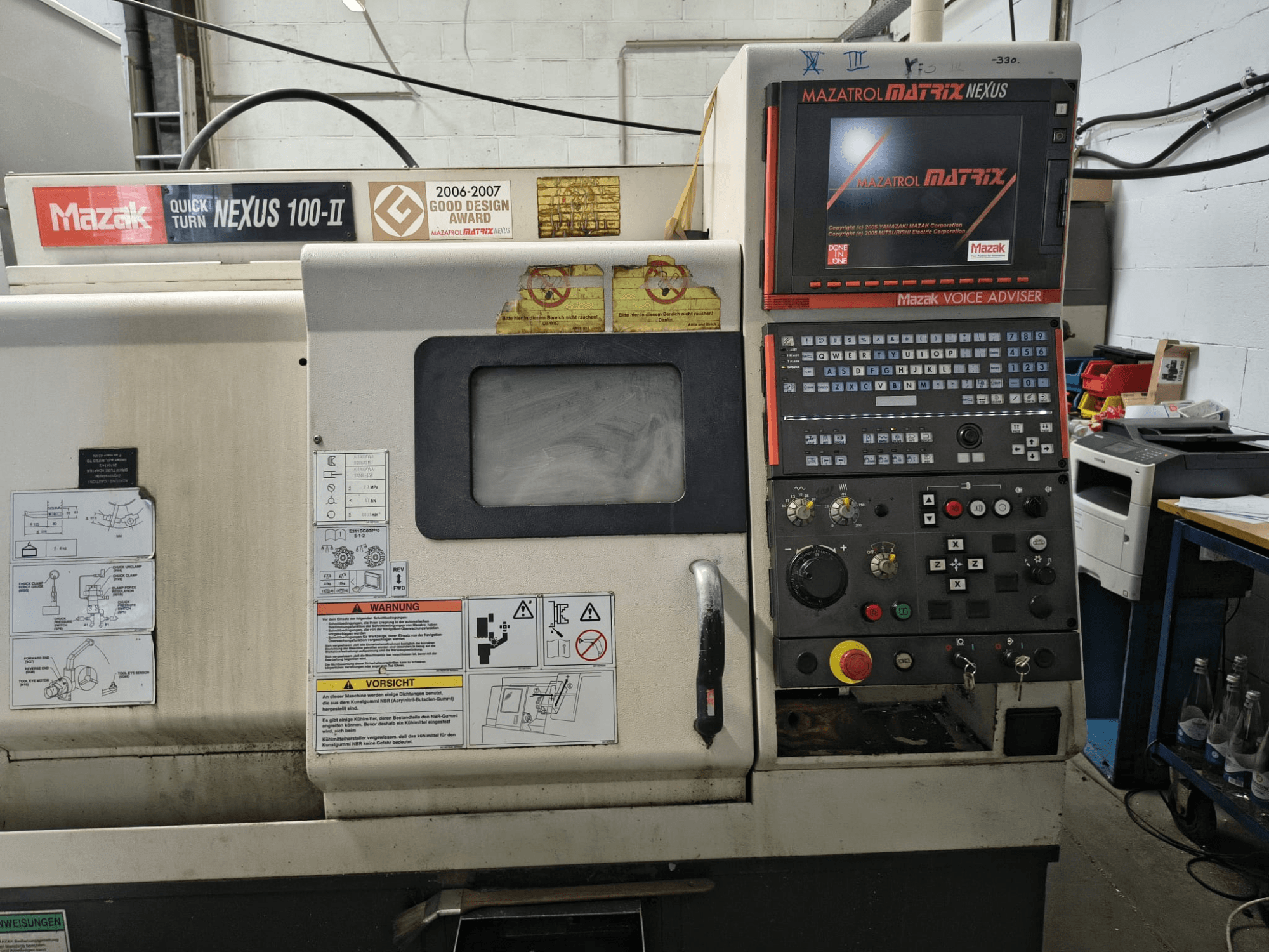 Vorderansicht der horizontalen Drehmaschine „Mazak Quick Turn Nexus 100-II“ mit Bedienfeld und Display sowie technischen Angaben.
