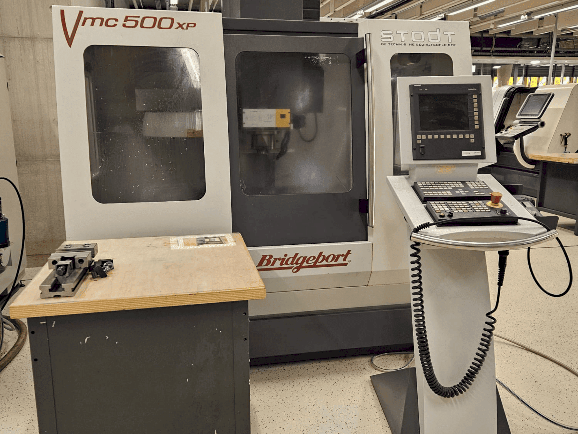 Frontansicht der Bridgeport VMC 500XP Maschine