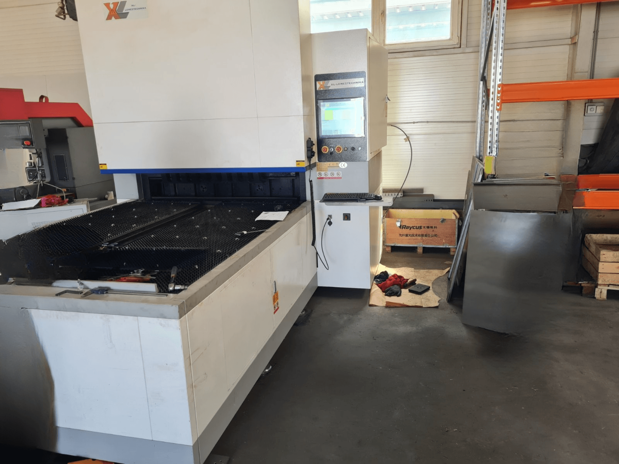 GWEIKE GKS-BC0315 Abkantpresse in einer Werkstatt, Vorderansicht mit Bedienfeld und Arbeitsfläche sowie Werkzeugen in der Nähe.