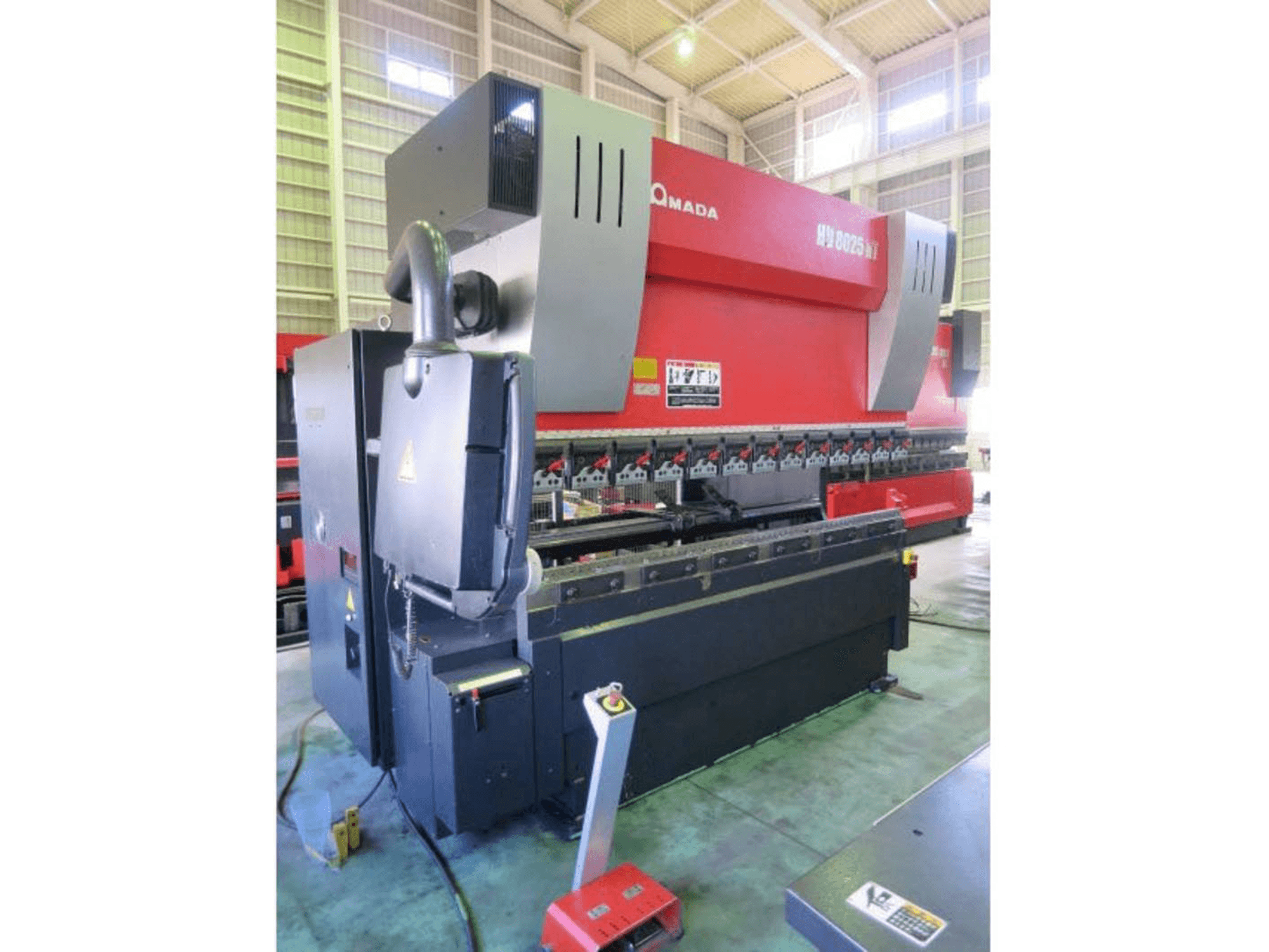 Linke Seitenansicht der AMADA HD 8025NT Maschine