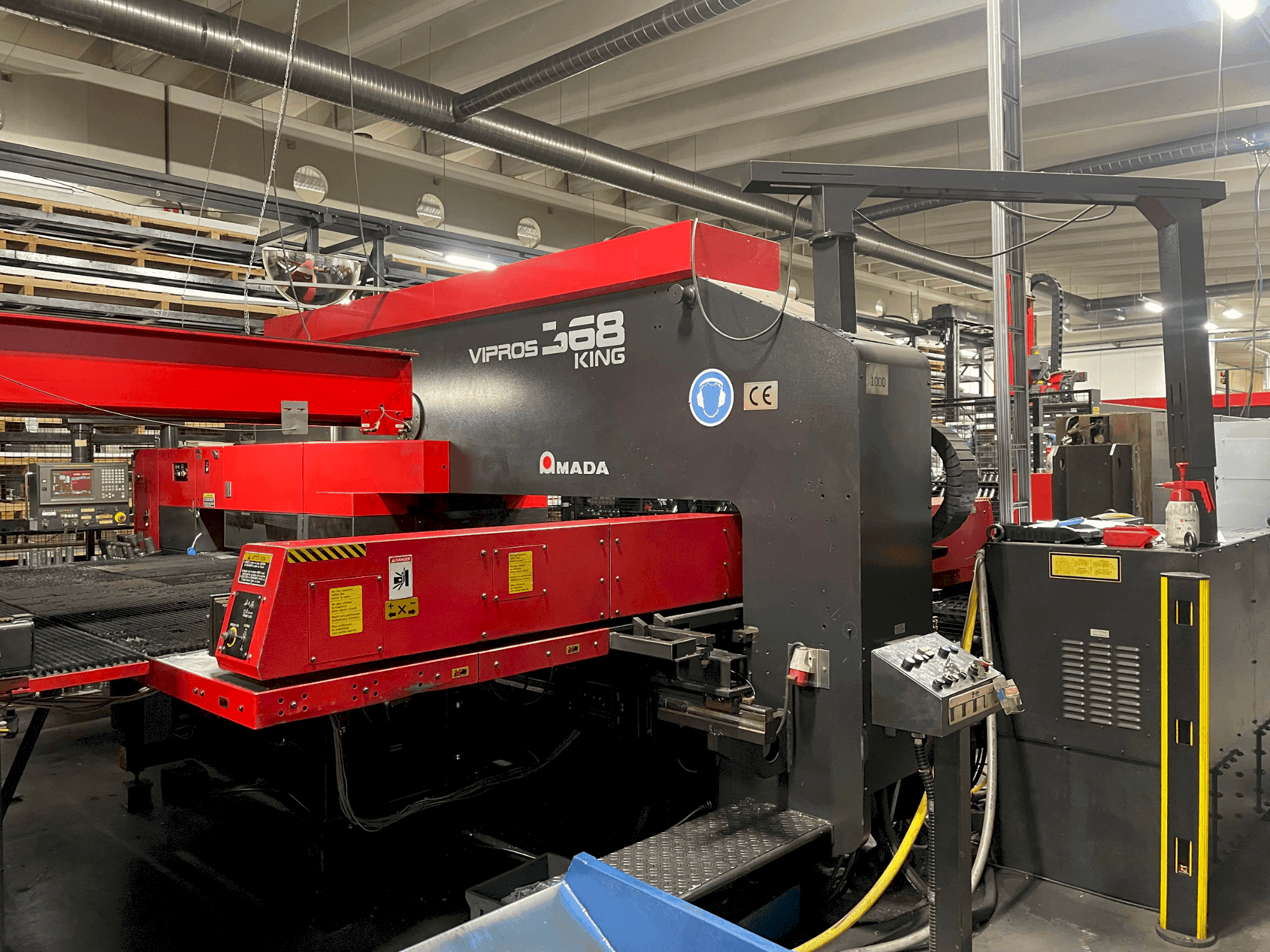 Frontansicht der AMADA Vipros King 368 Maschine