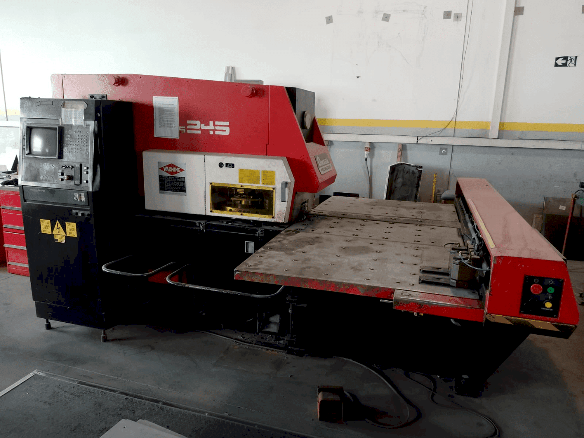 Frontansicht der AMADA aries 245 Maschine