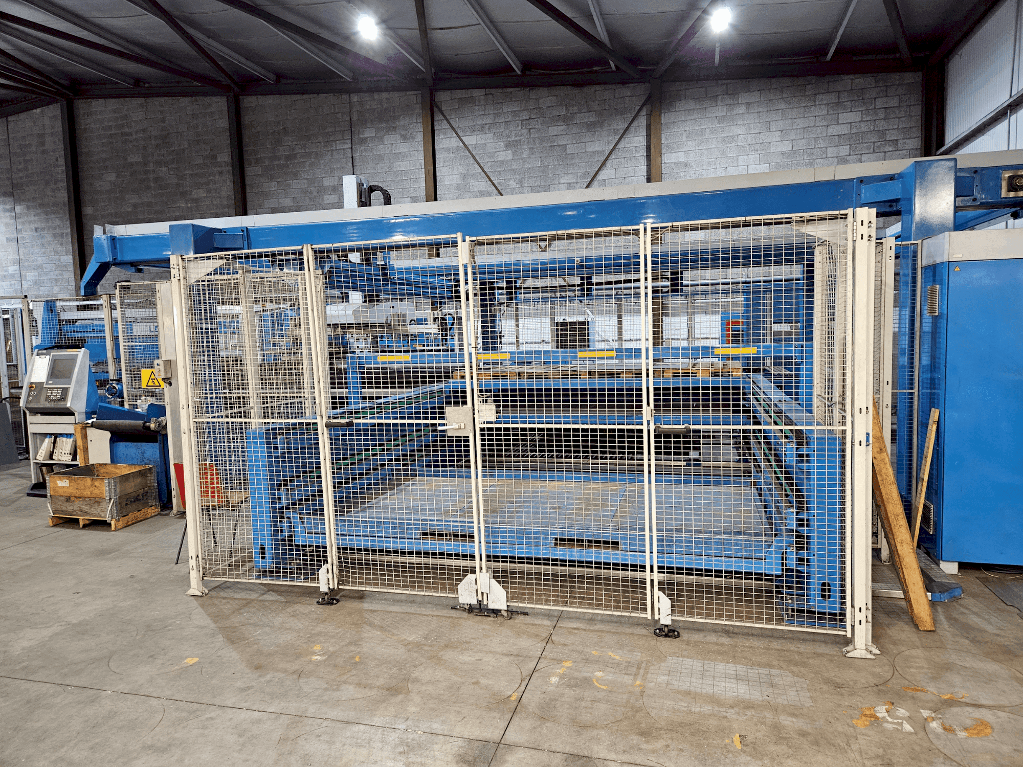 Frontansicht der Finn-Power LSR6/LC6 Maschine