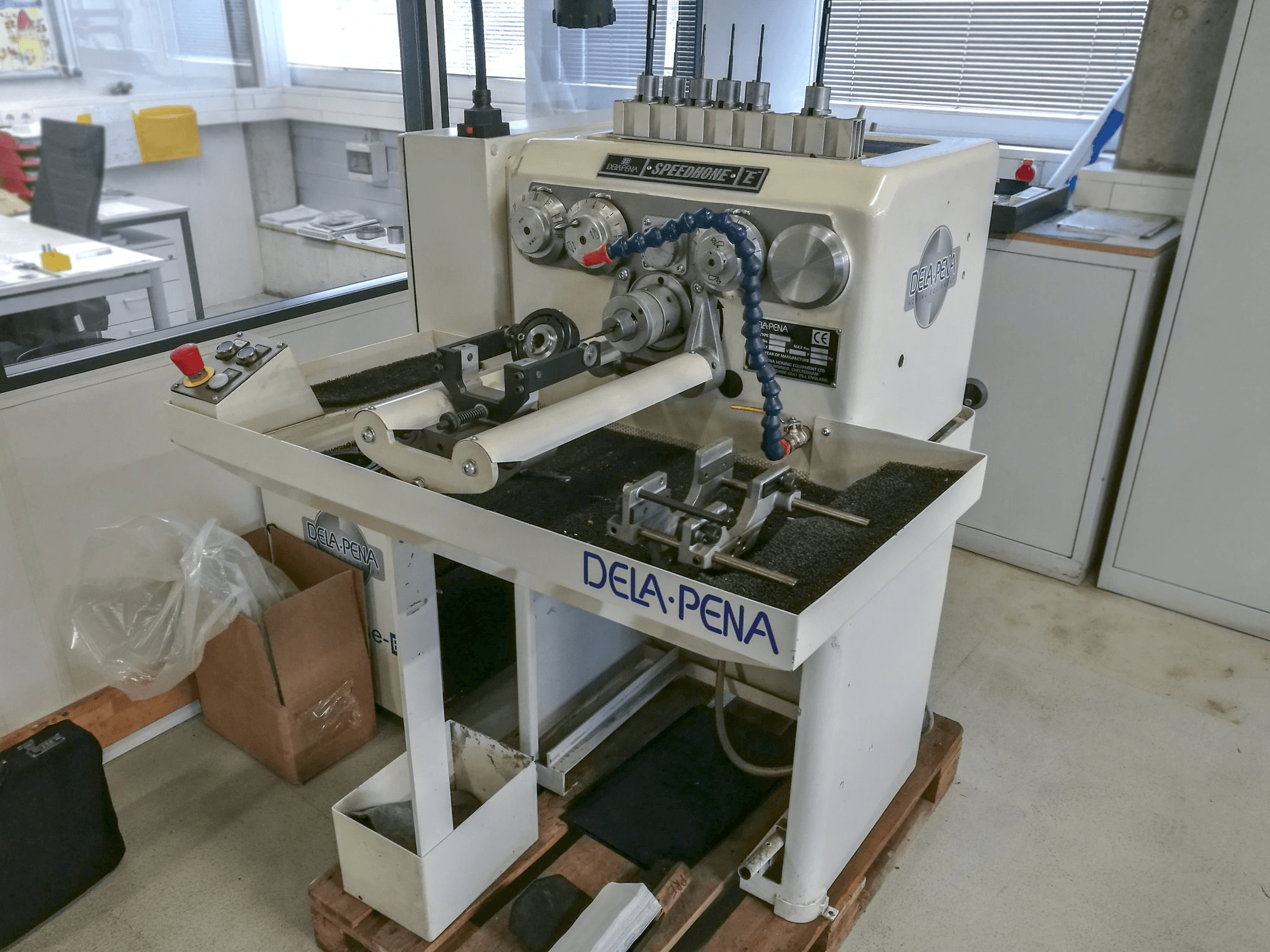 Rechte Ansicht der DELAPENA Speedhone EM Maschine