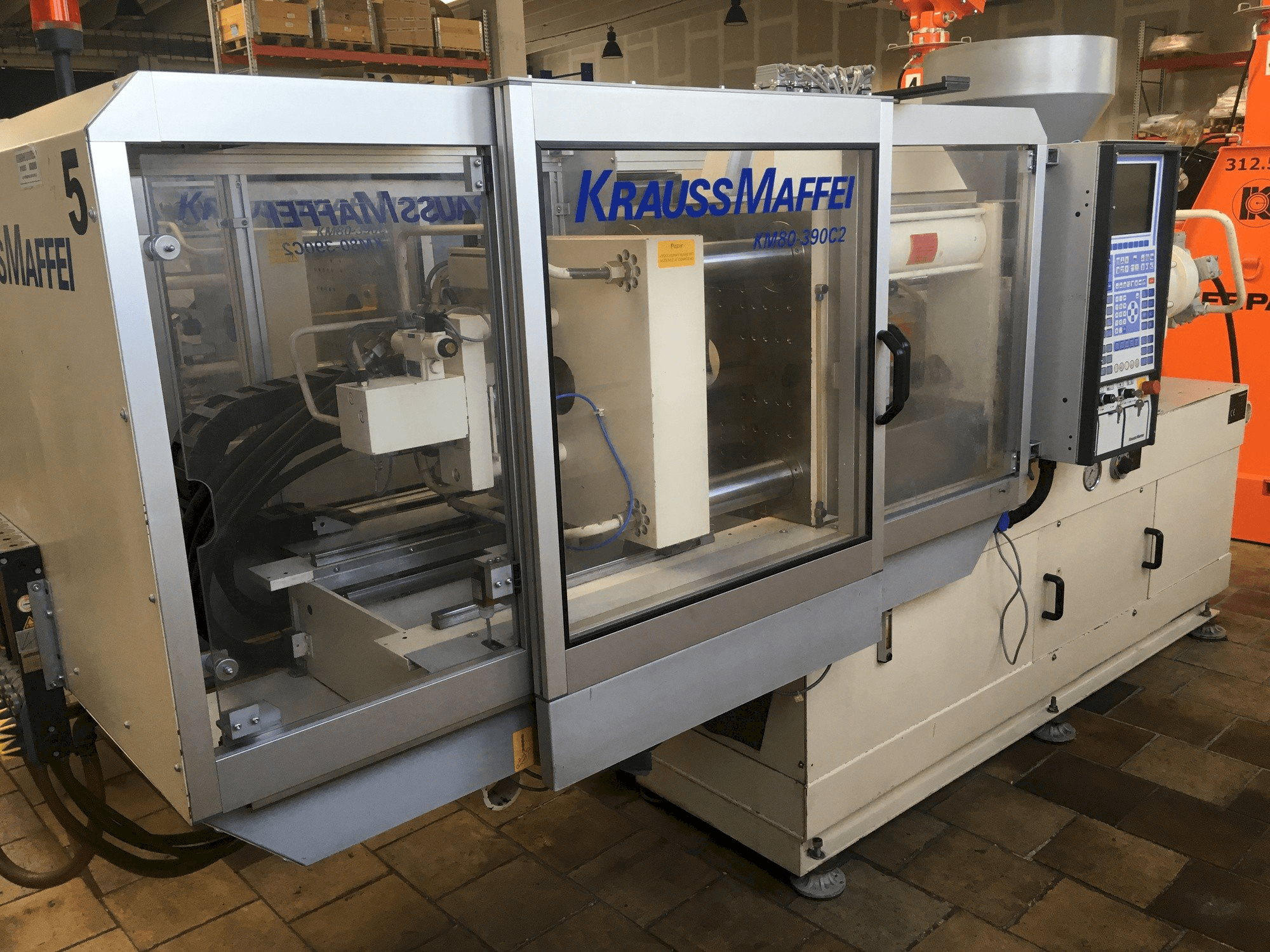 Frontansicht der Krauss Maffei 80/390 C2 Maschine