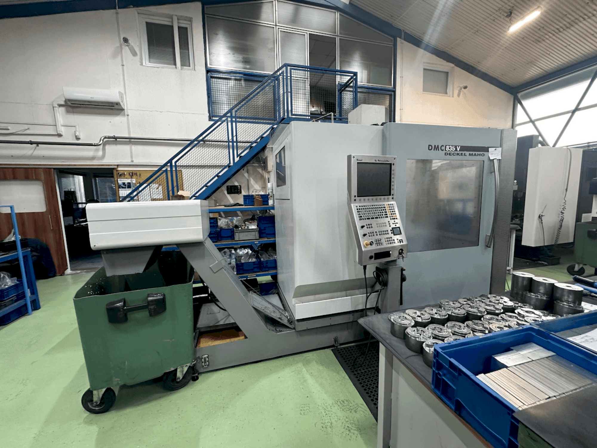 Frontansicht der DECKEL MAHO DMC 835 V Maschine
