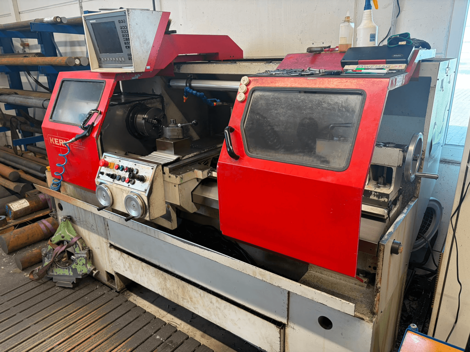 Horizontaldrehmaschine KERN Status, Vorderansicht, mit rotem Gehäuse, Bedienfeld und sichtbarer Spindel; geeignet für die Metallbearbeitung.