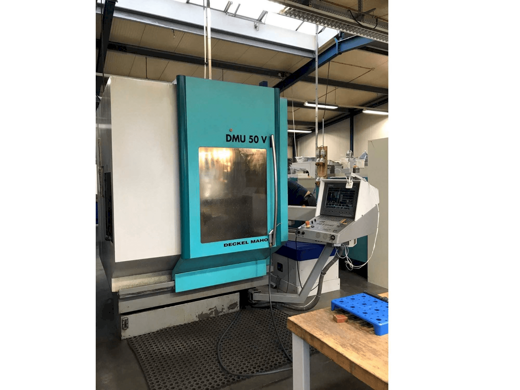 Linke Seitenansicht der DECKEL MAHO DMU 50 V Maschine