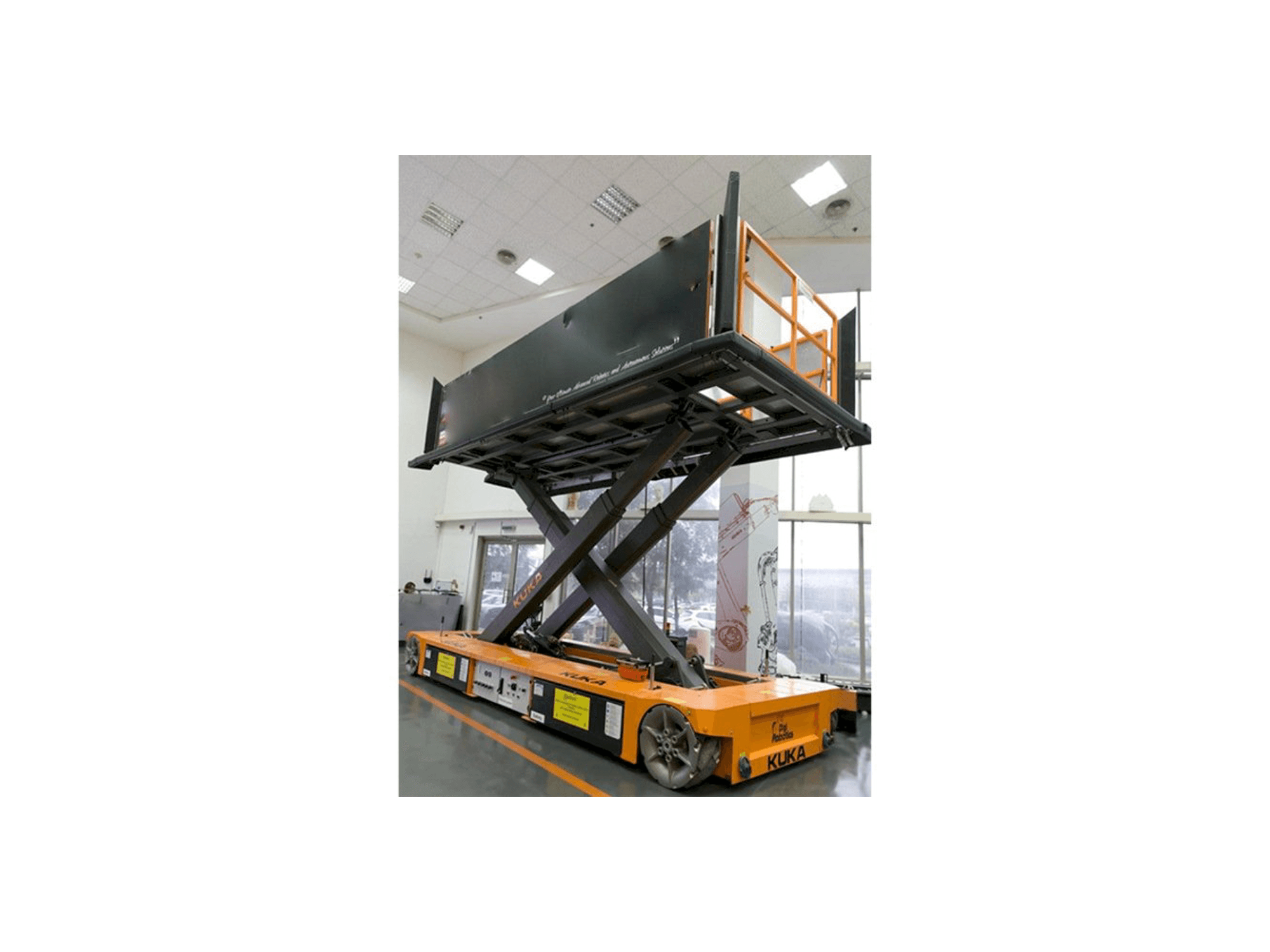 Frontansicht der KUKA KoM TL-3 E575 1000 Maschine