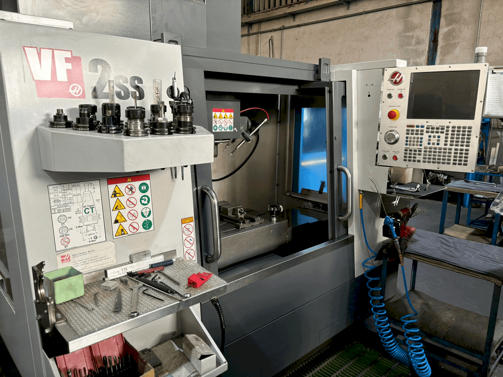 Frontansicht der HAAS VF-2SS Maschine