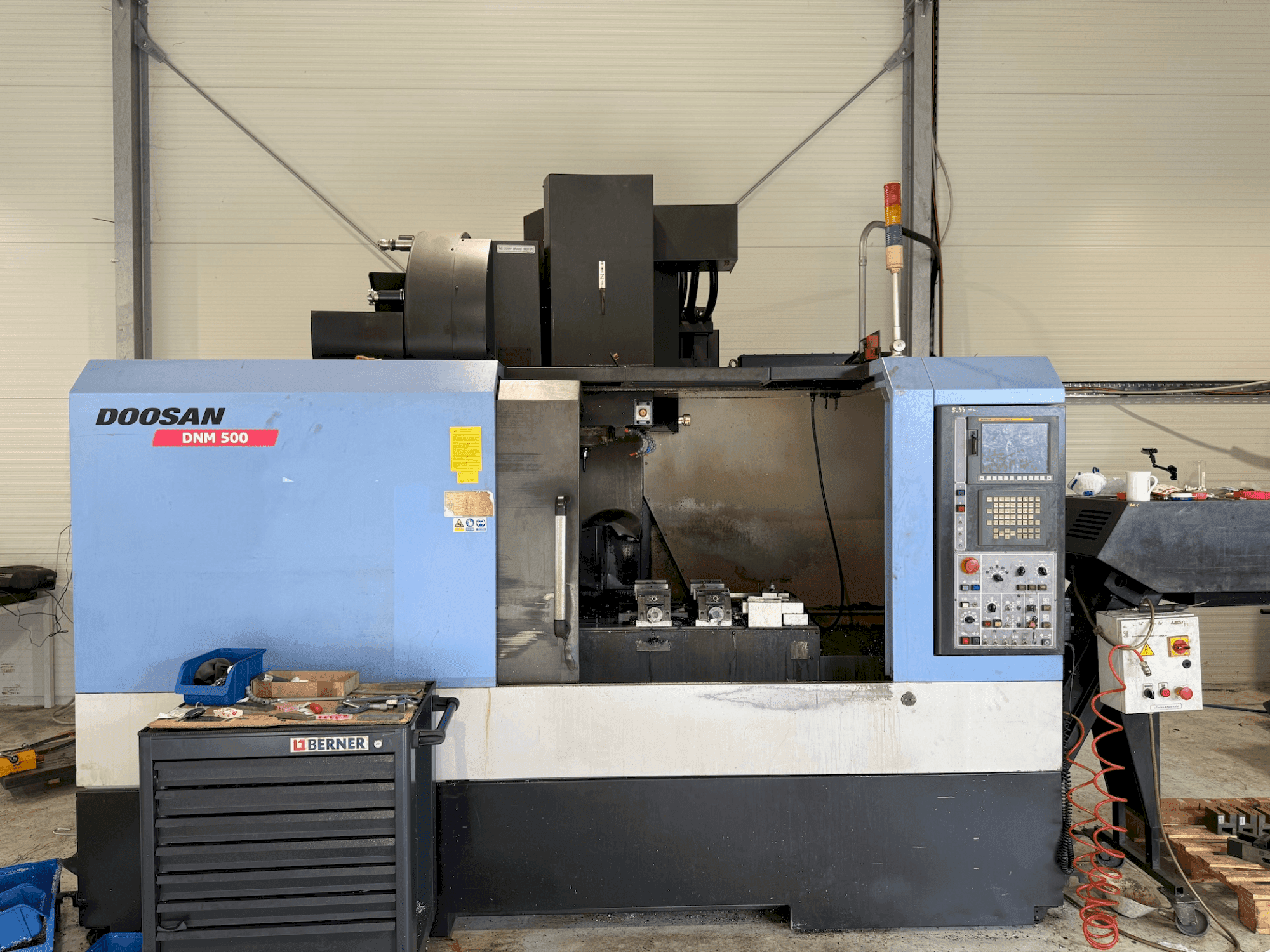 Frontansicht der DOOSAN DNM 500 Maschine