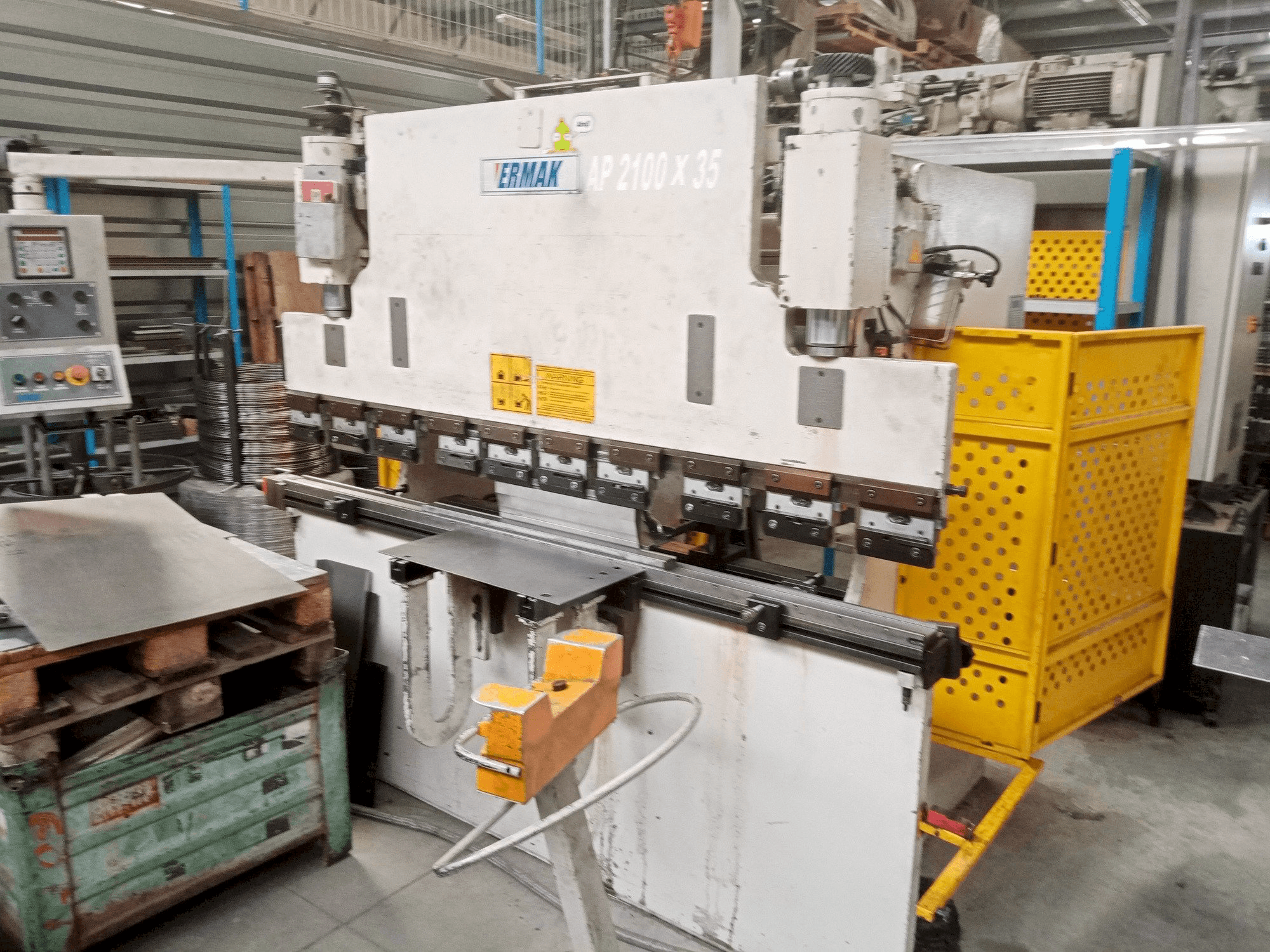 Frontansicht der ERMAKSAN AP 2100-35 Maschine