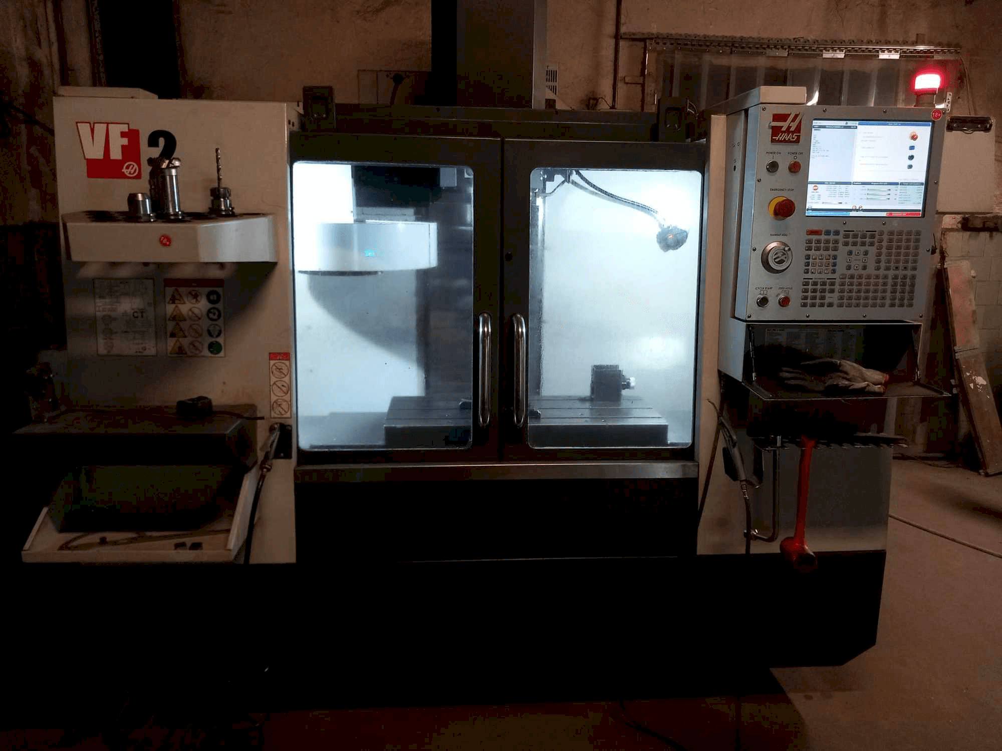 Frontansicht der HAAS VF2 Maschine