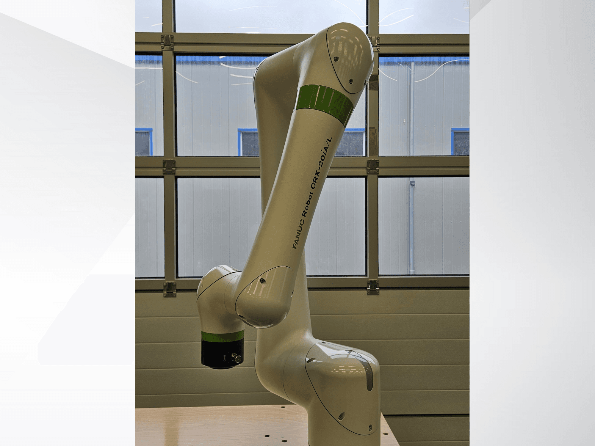 FRANKA ROBOT CRX-20A/L, Seitenansicht, mit Gelenkarm und grün-schwarzem Greifeffektor.