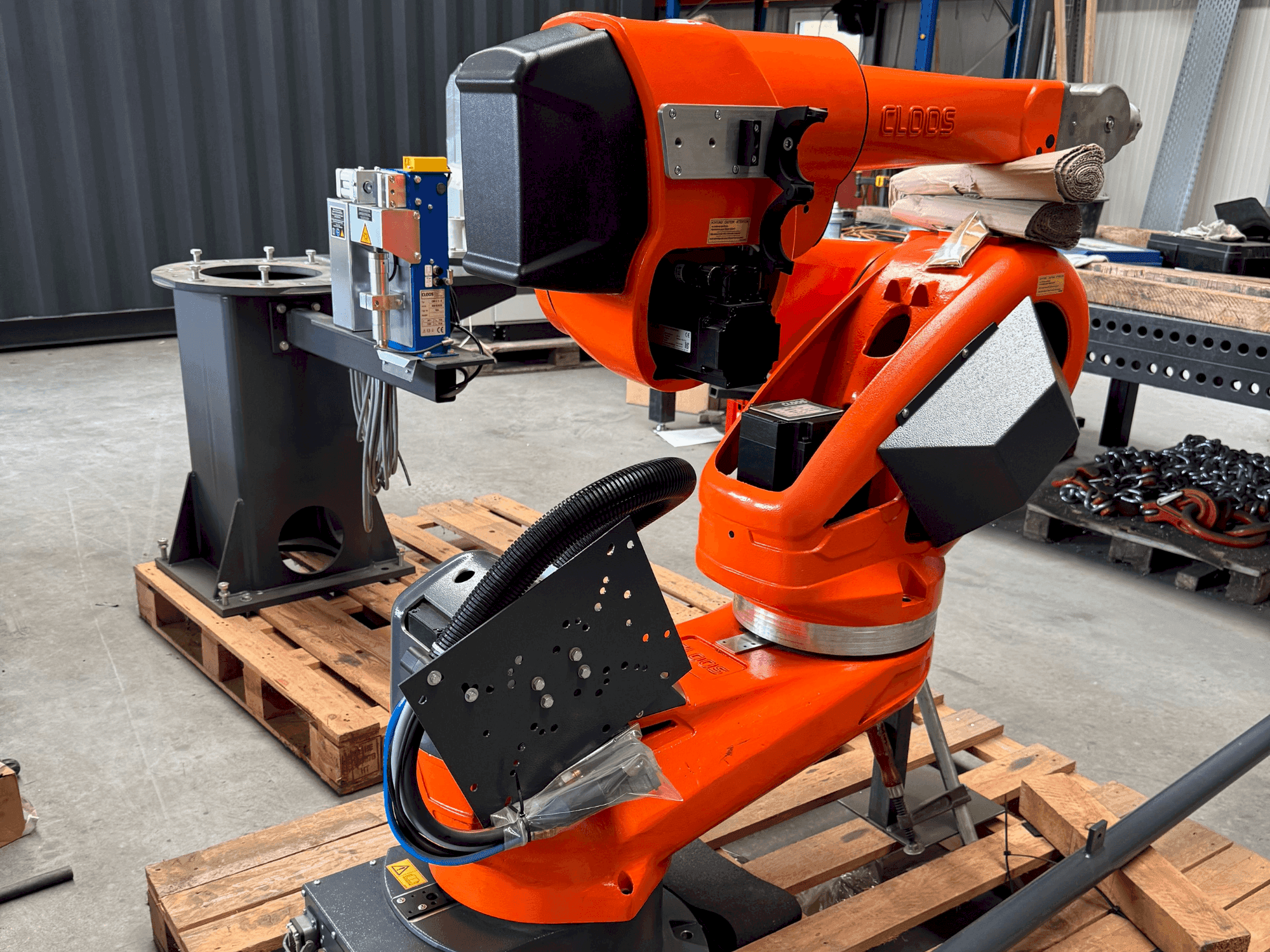 Frontansicht der CLOOS QIROX QRC 350-E Maschine