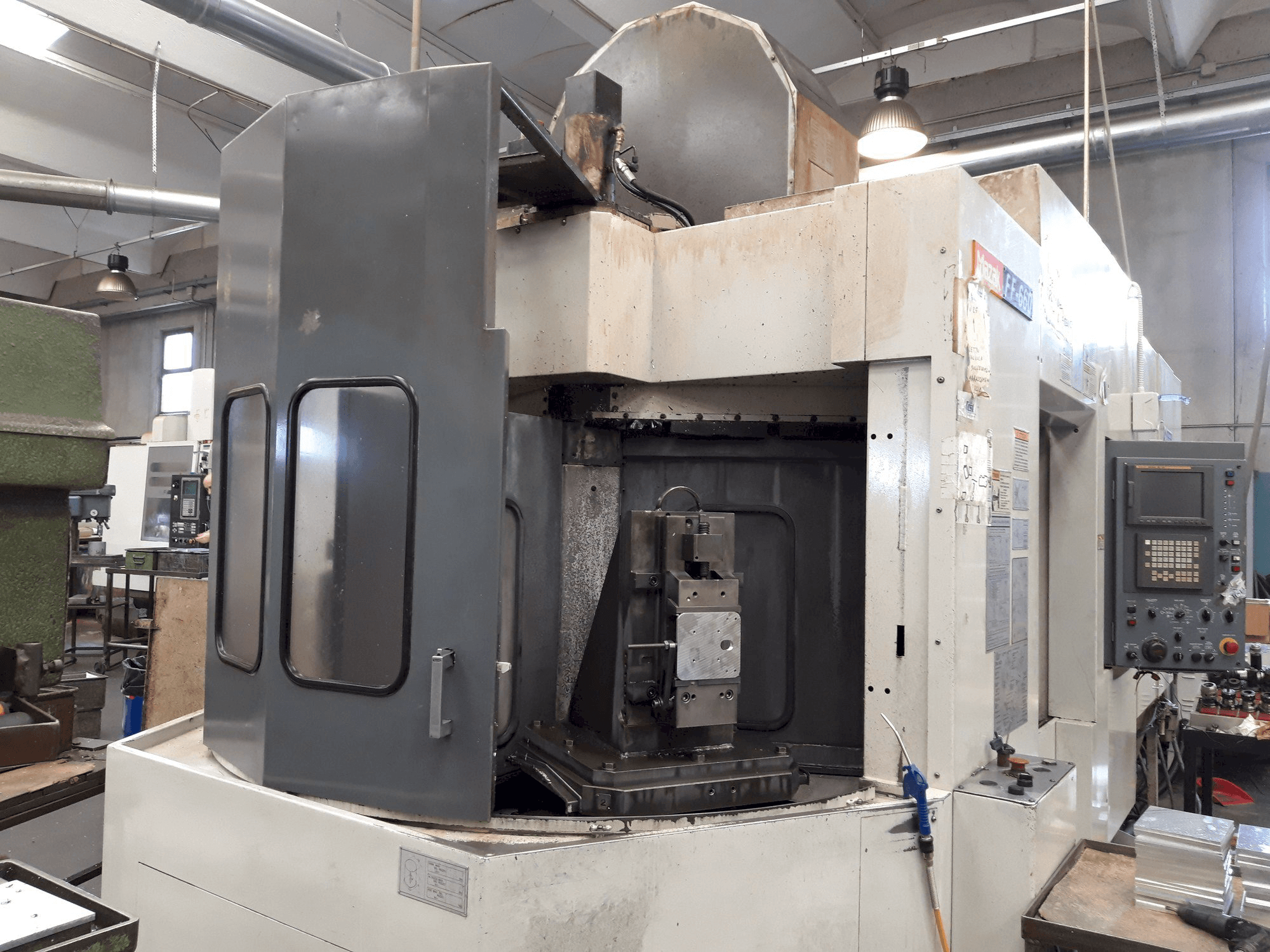 Frontansicht der Mazak FF-660 Maschine