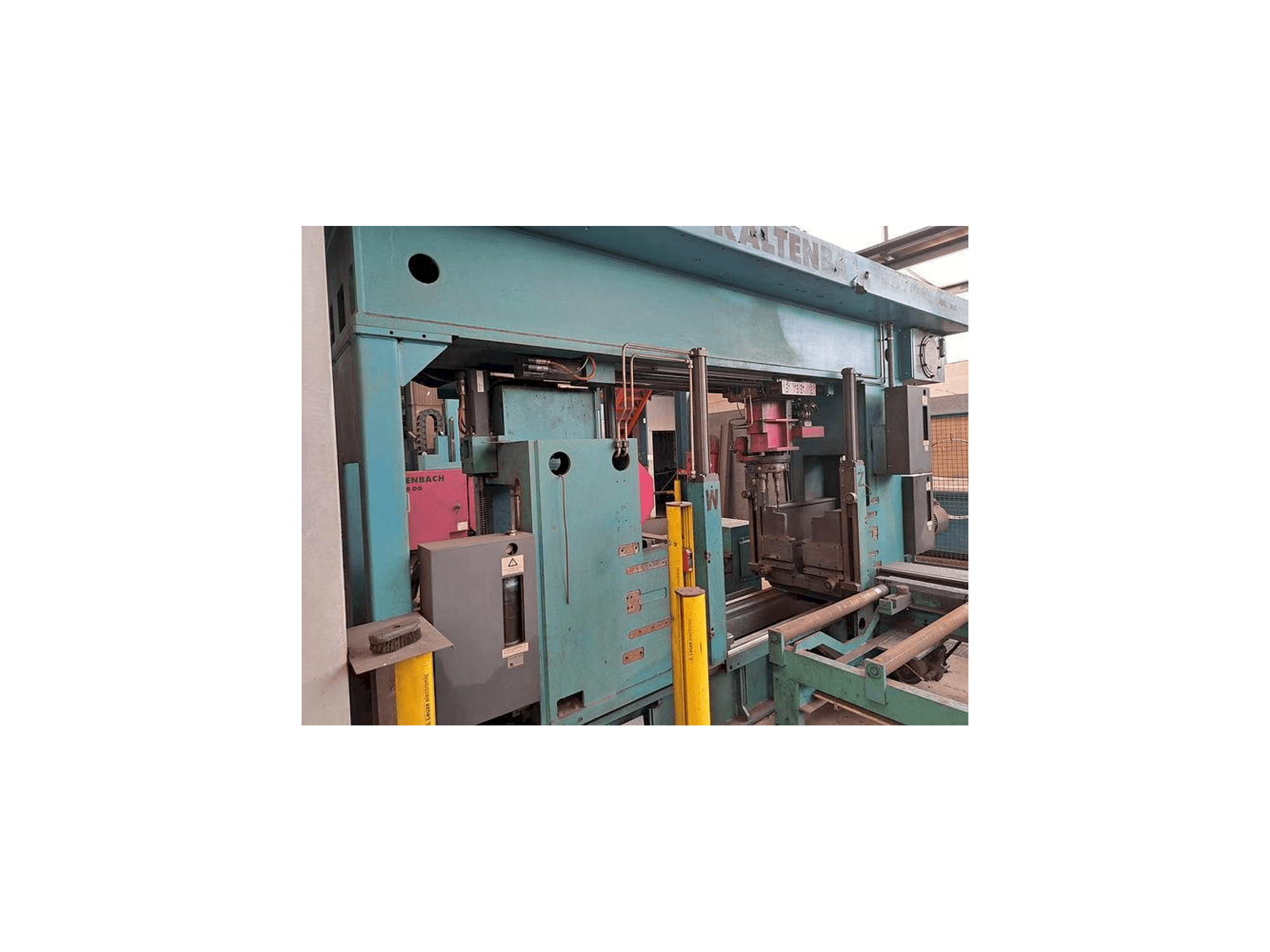 Linke Seitenansicht der KALTENBACH KDX5 1015 Maschine