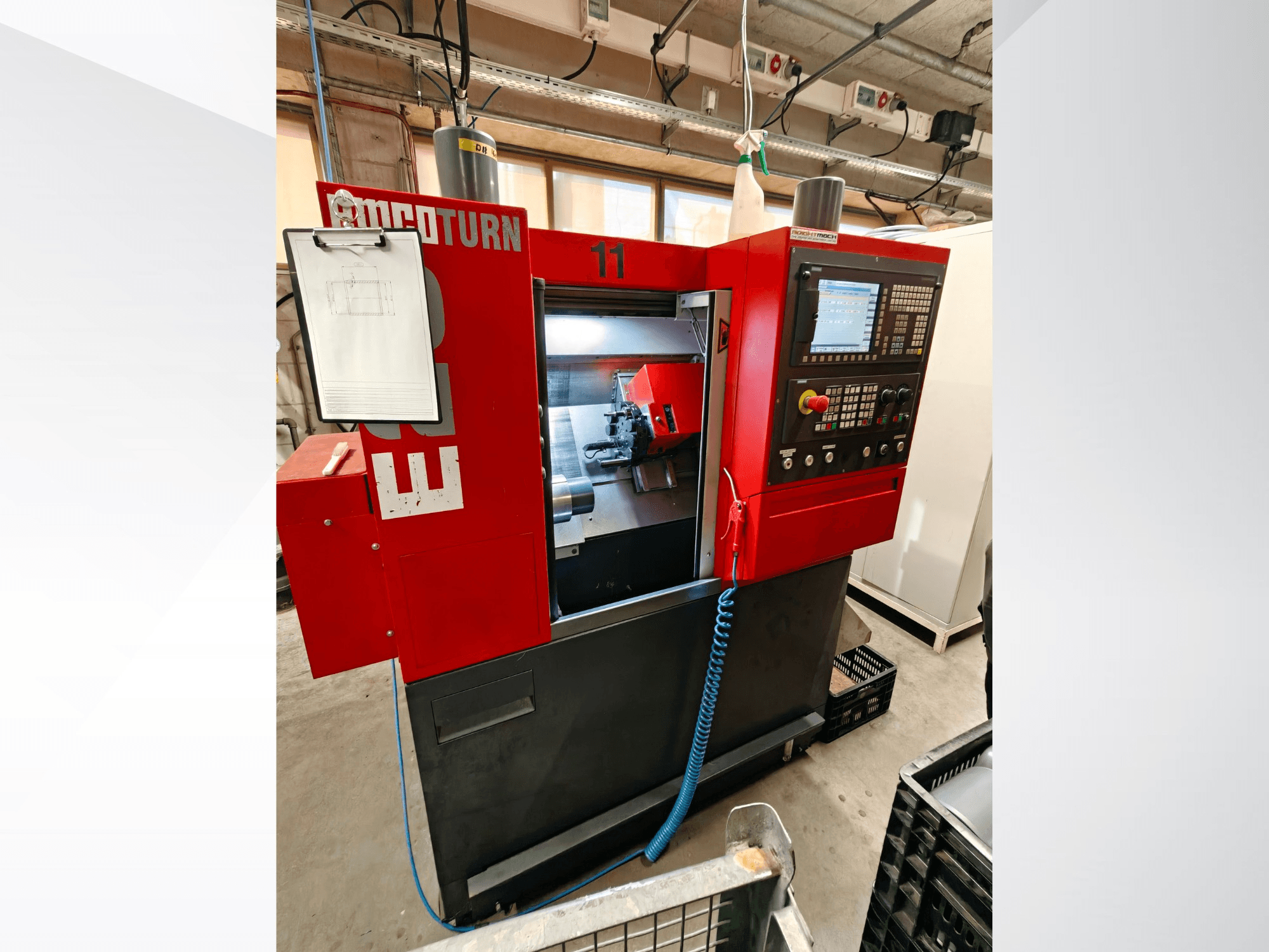 Rote EMCO TURN E25 Horizontal-Drehmaschine, Vorderansicht, mit Bedienfeld und Spindelbereich in einer Werkstattumgebung.
