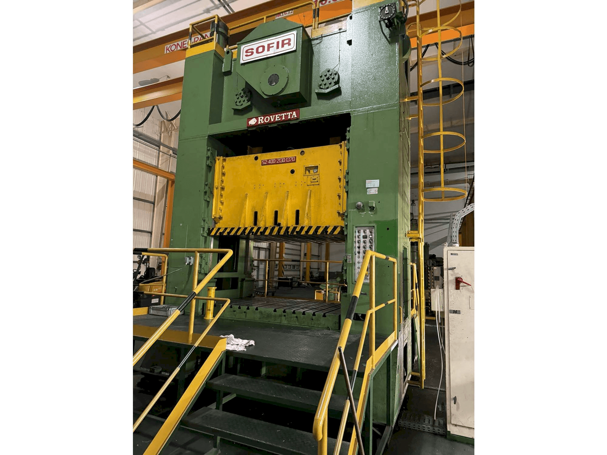 Frontansicht der ROVETTA 400t Maschine