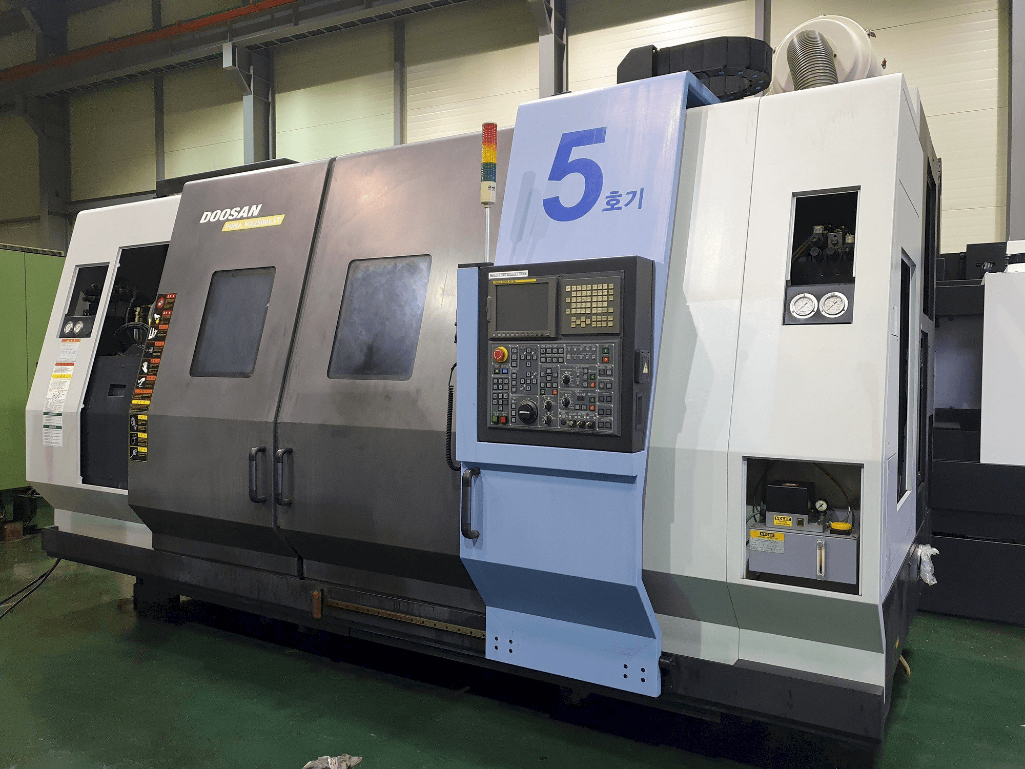 Frontansicht der Doosan Puma MX2500LST Maschine