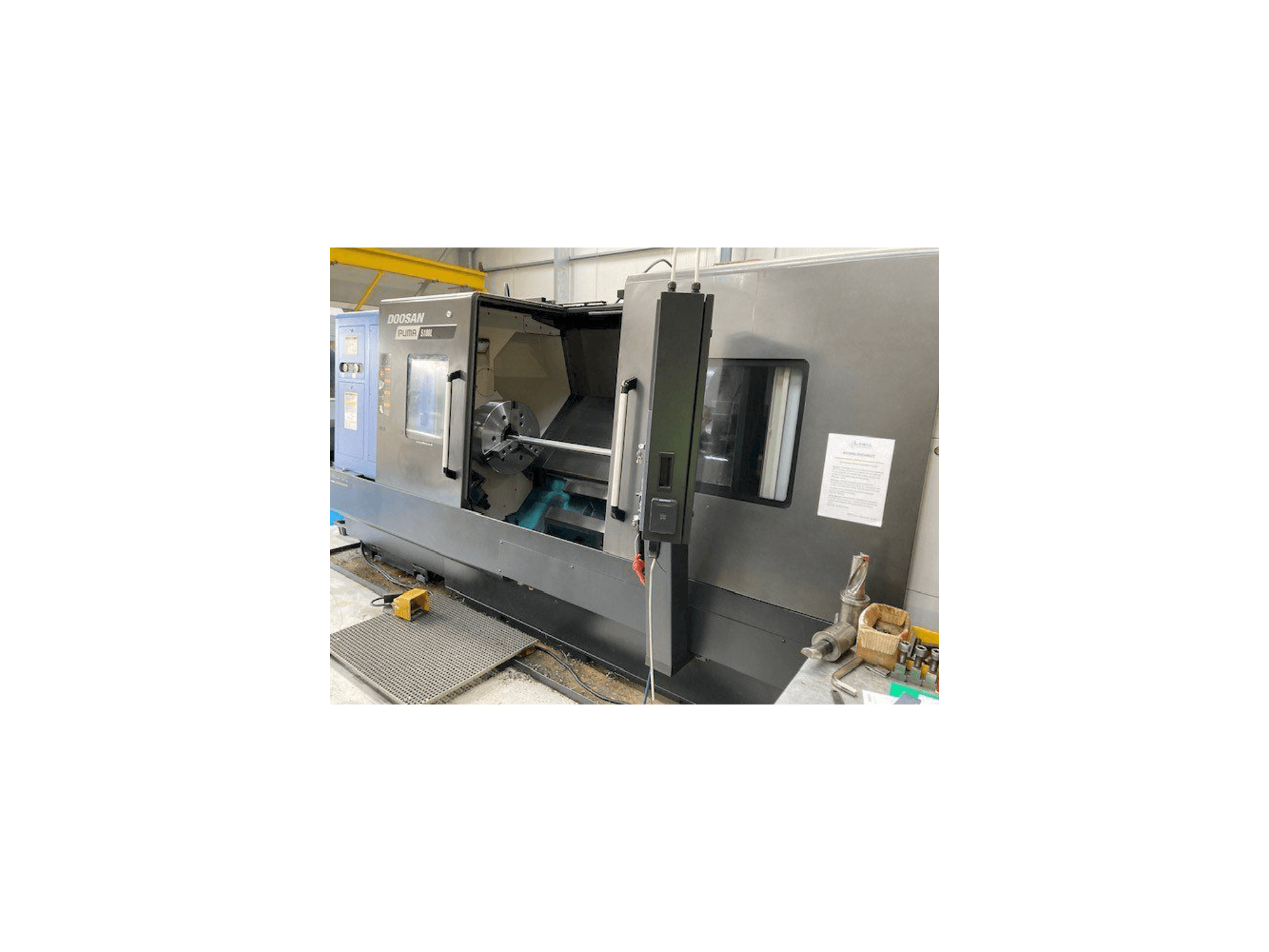 Frontansicht der Doosan Puma 5100LB Maschine