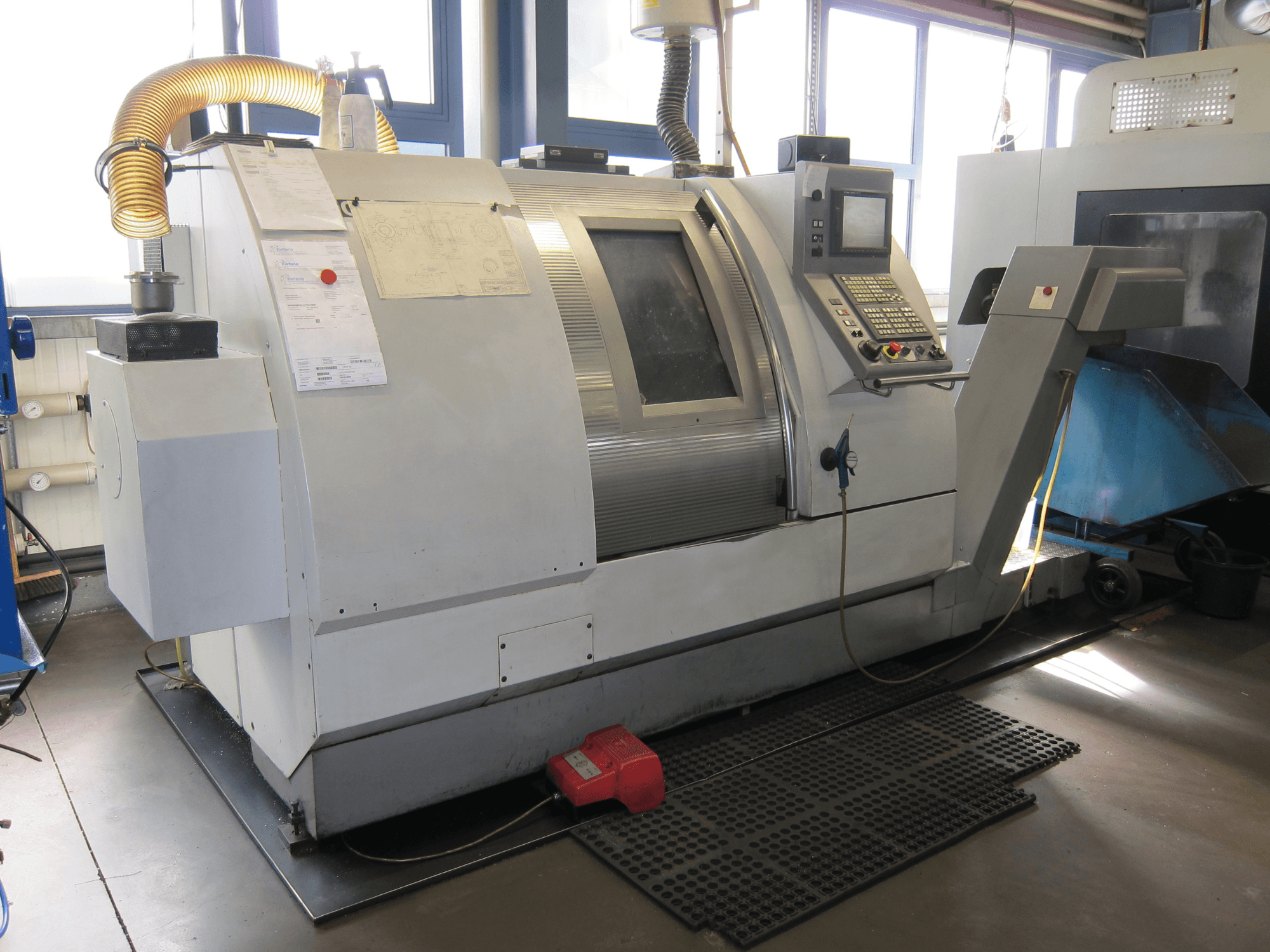 Gildemeister CTX 400 Serie 2 Horizontal-Drehmaschine, Seitenansicht, zeigt Bedienfeld und Betriebsfunktionen.