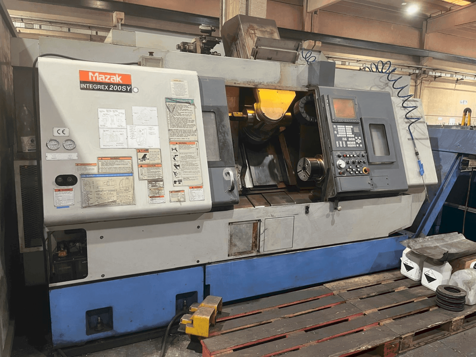 Frontansicht der Mazak INTEGREX 200 SY Maschine