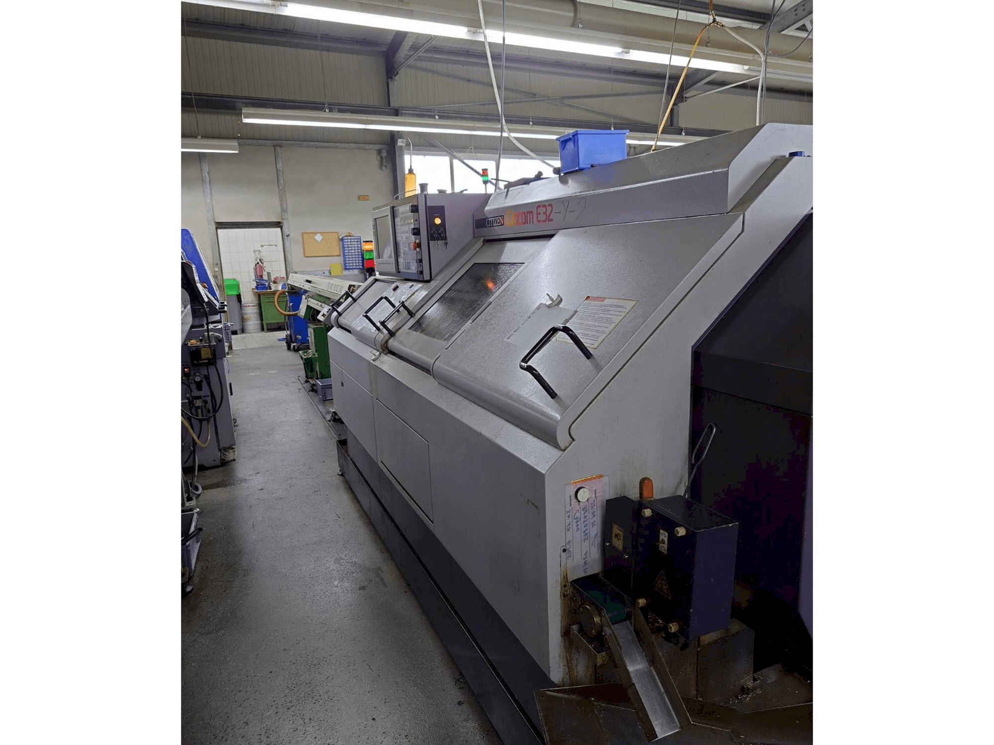 Rechte Seitenansicht der Citizen E32-Y-2 Maschine