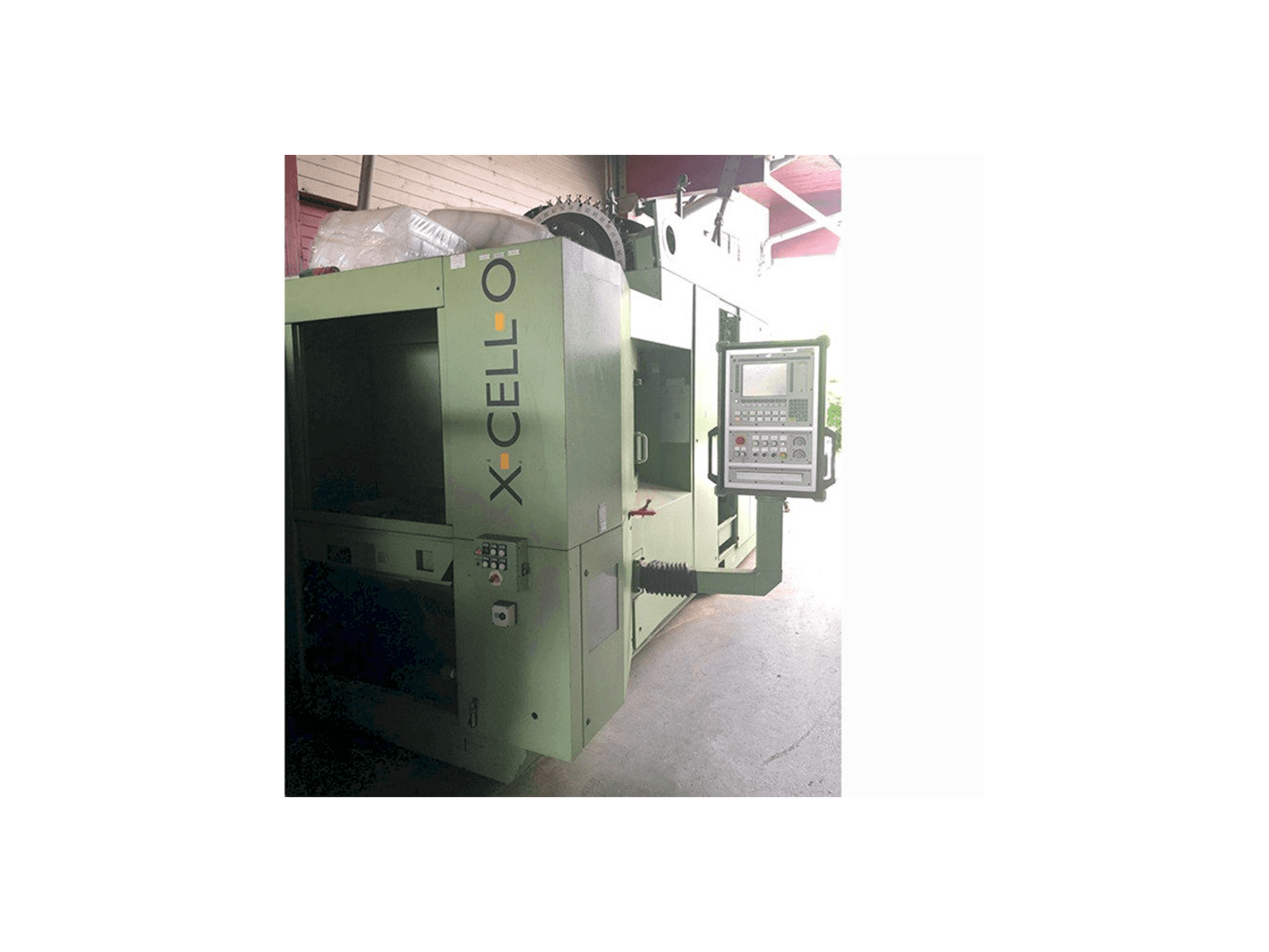 Frontansicht der Ex-cell-o XHC 241 M/3 Maschine