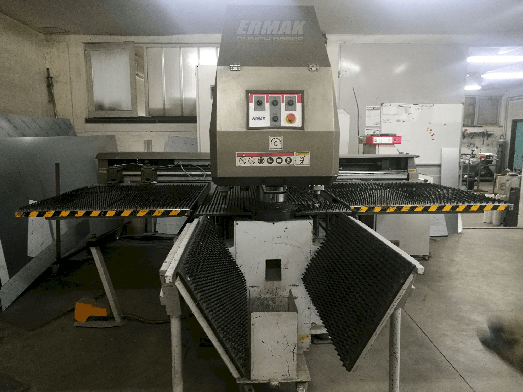 Frontansicht der ERMAKSAN RPP 127-30 Maschine