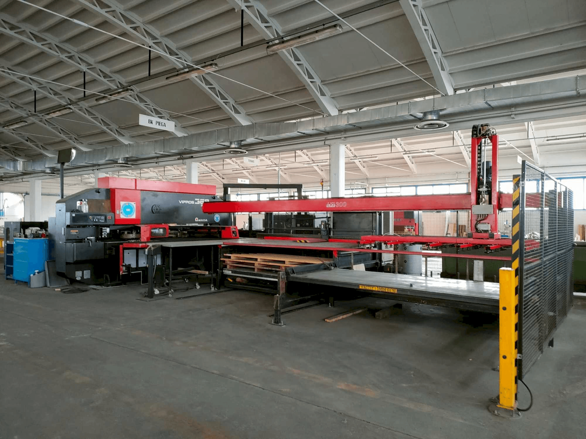 Frontansicht der AMADA VIPROS 368 KING Maschine