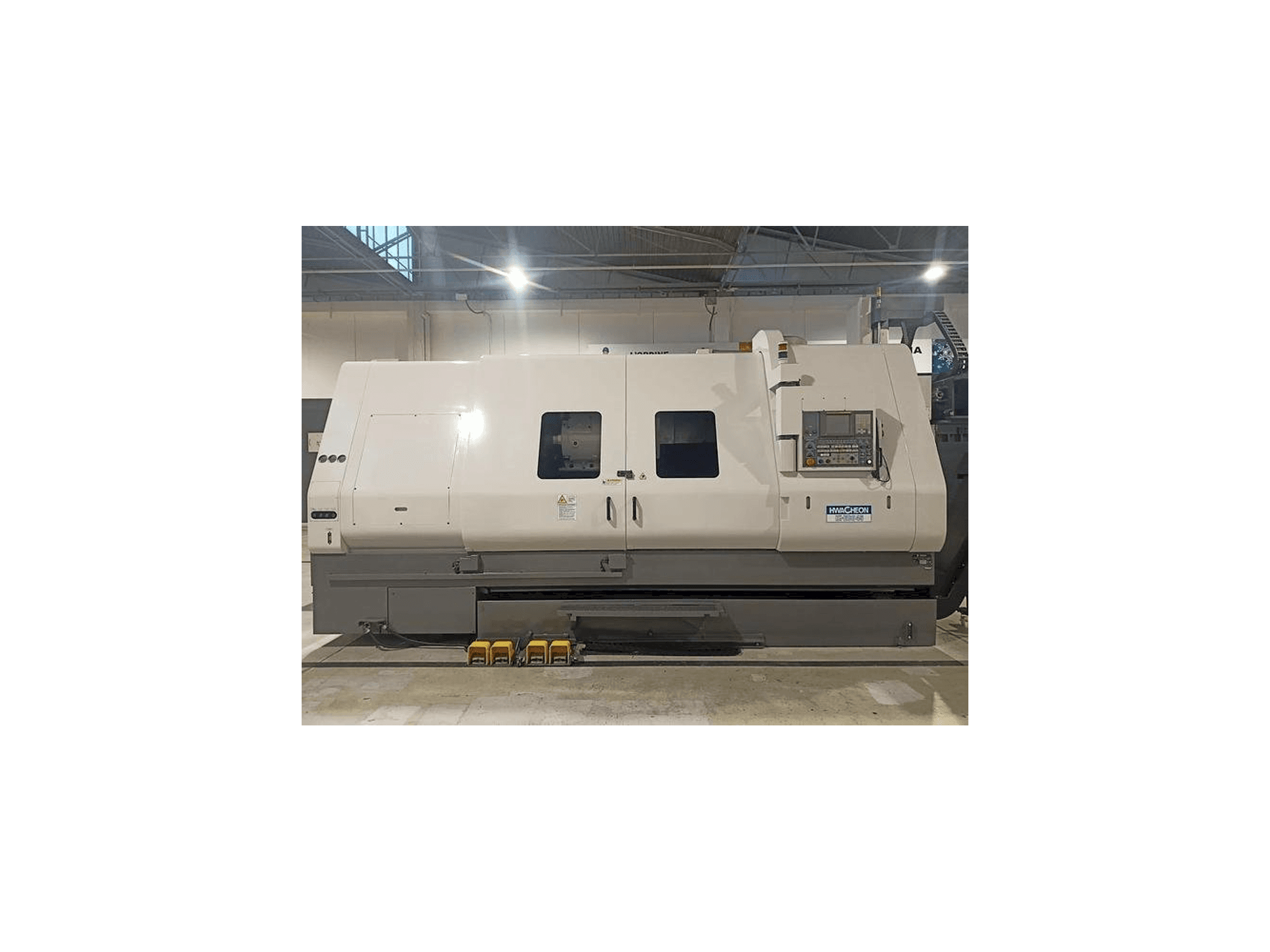 Frontansicht der HWACHEON HI-ECO 45 Maschine
