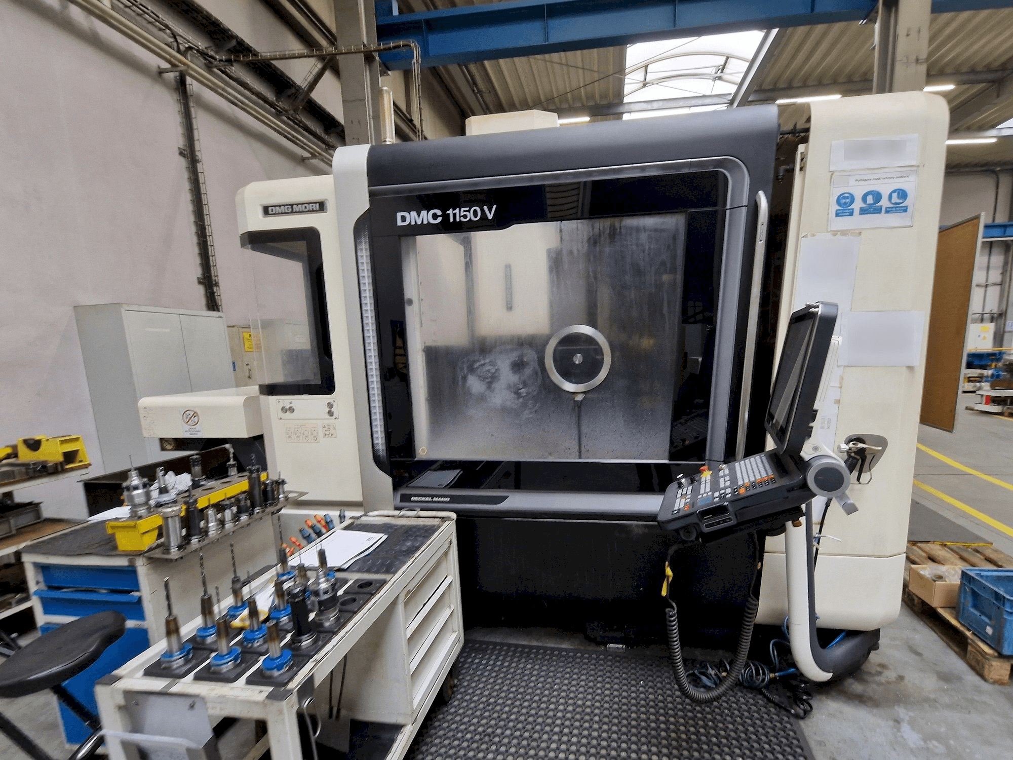 Frontansicht der DMG MORI DMC 1150 V Maschine