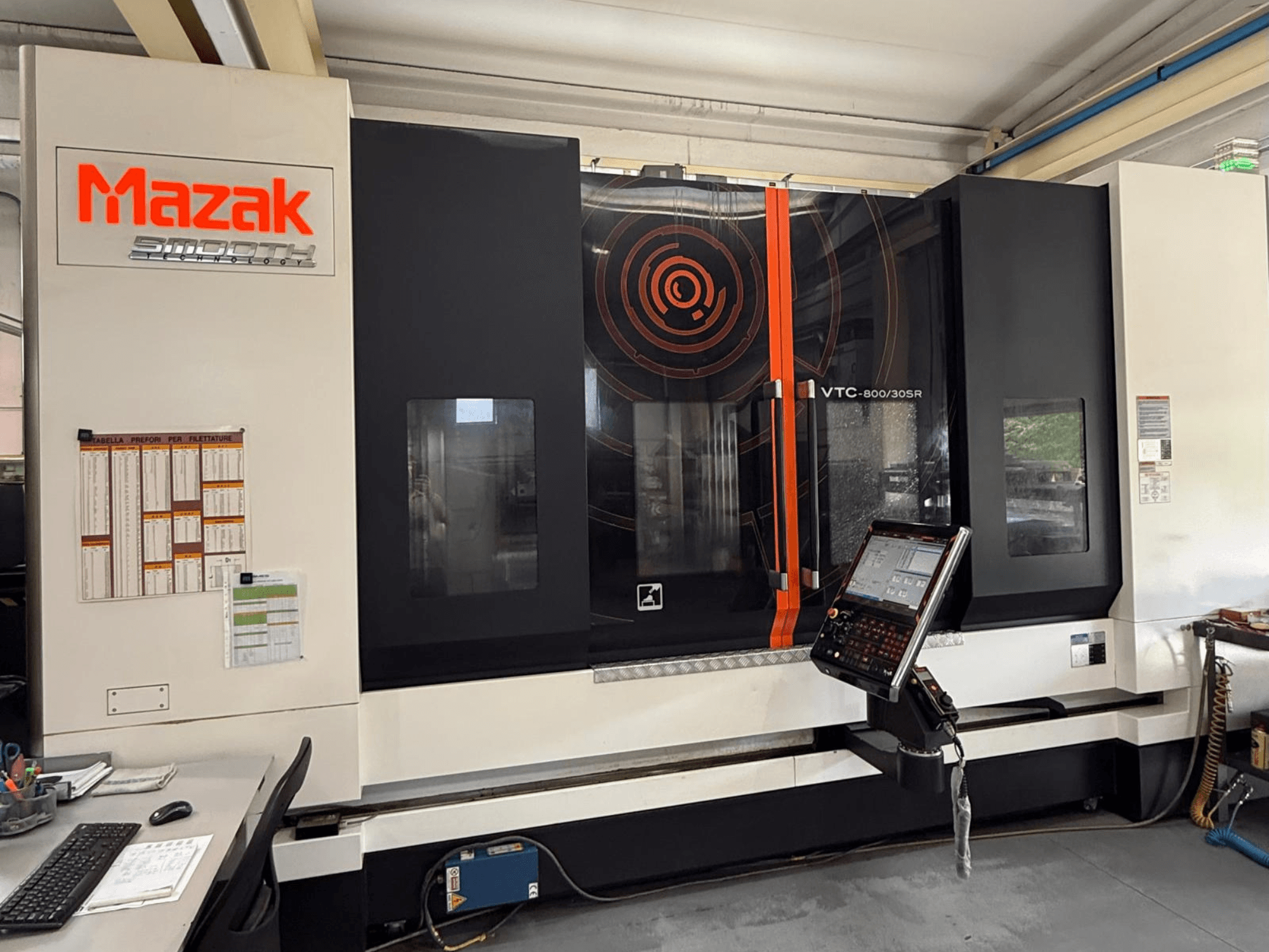 Vertikales Bearbeitungszentrum Mazak VTC-800/30SR, Vorderansicht mit Bedienfeld, Display und Arbeitsbereich.