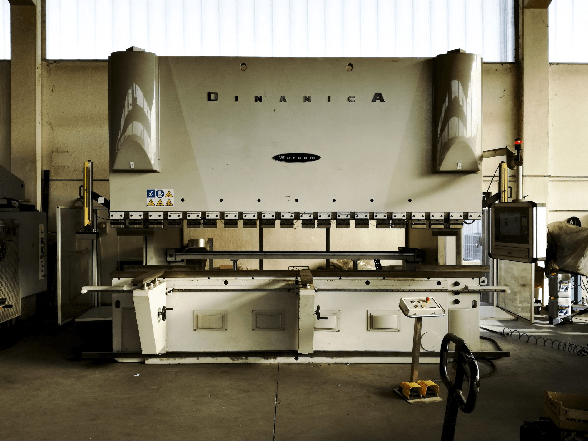 Frontansicht der Warcom DINAMICA 320·40 Maschine