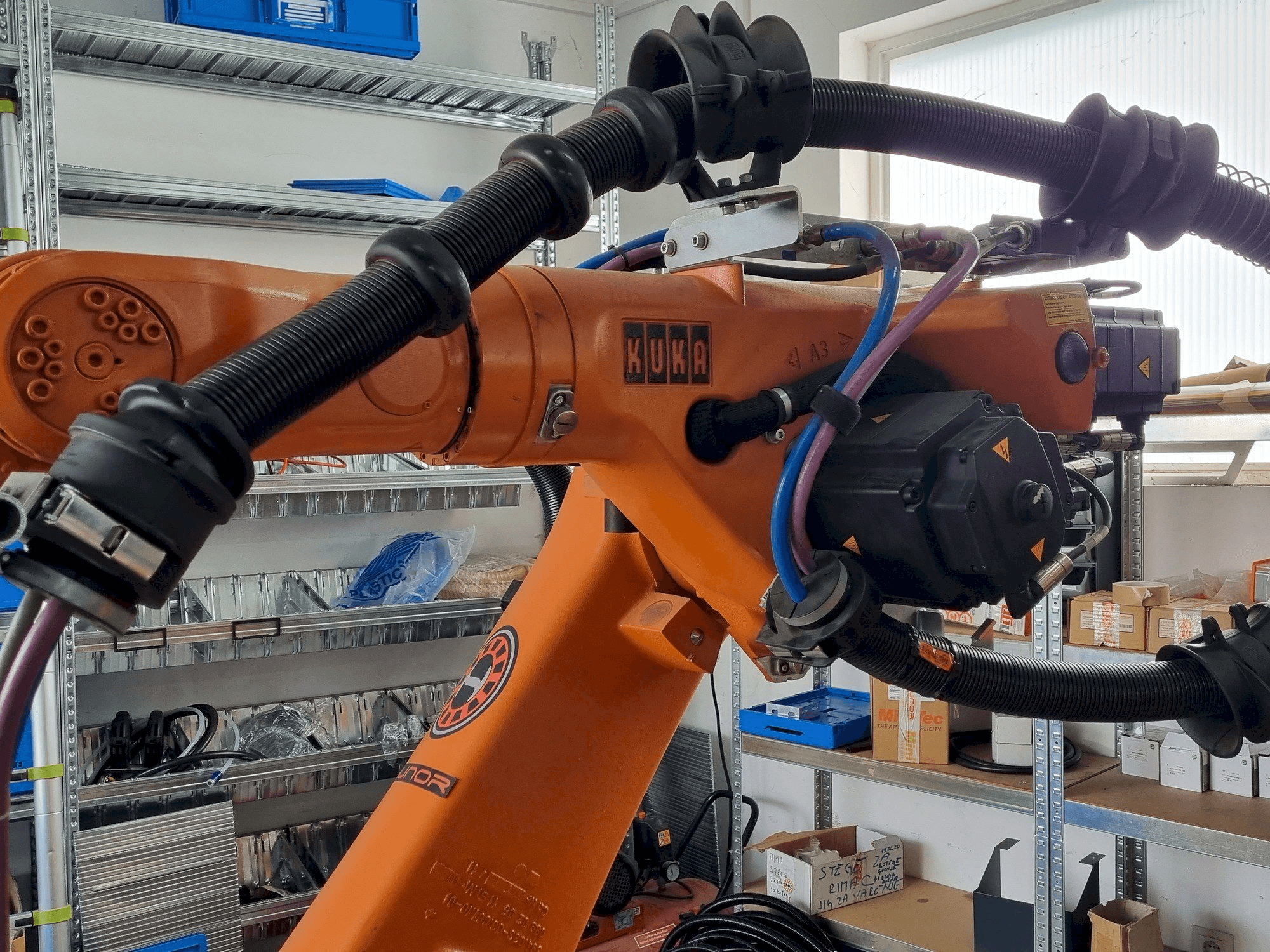Frontansicht der KUKA KR60 HA - KRC2ed05 Maschine