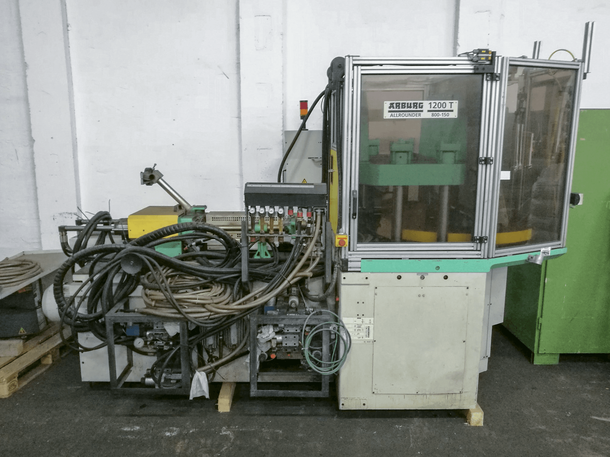 Frontansicht der Arburg 1200TS 800-150 Maschine
